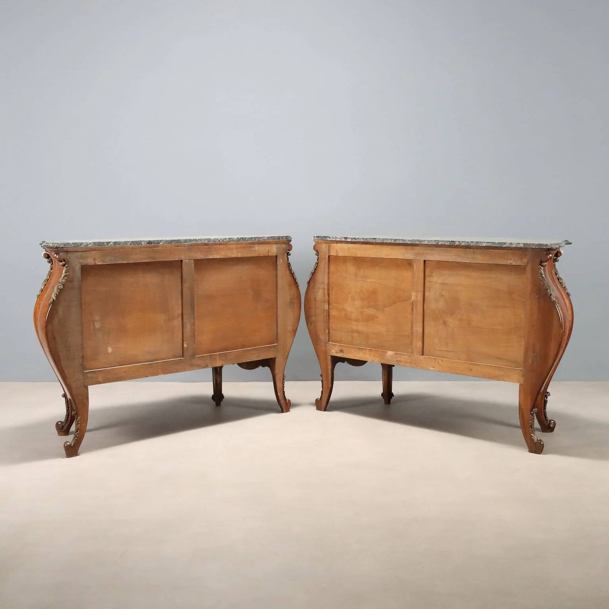 Paire de commodes anciennes style baroque en noyer XIXe siècle