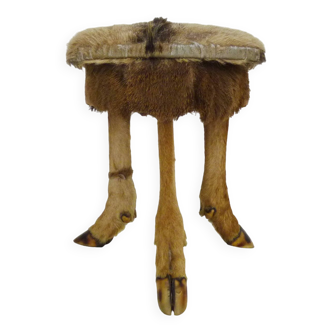 Tabouret tripode en fourrure et pieds de chevreuil, tabouret bestiaire. Hauteur 38 cm - 14,96 "