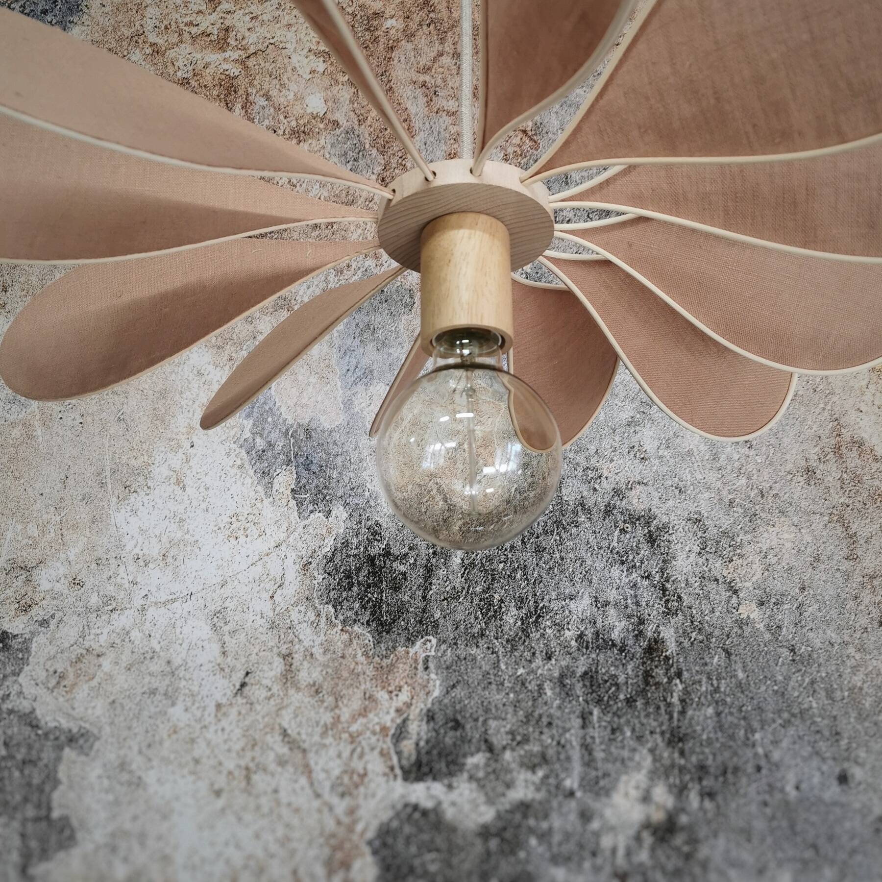 12-blade propeller suspension in rattan and nude linen