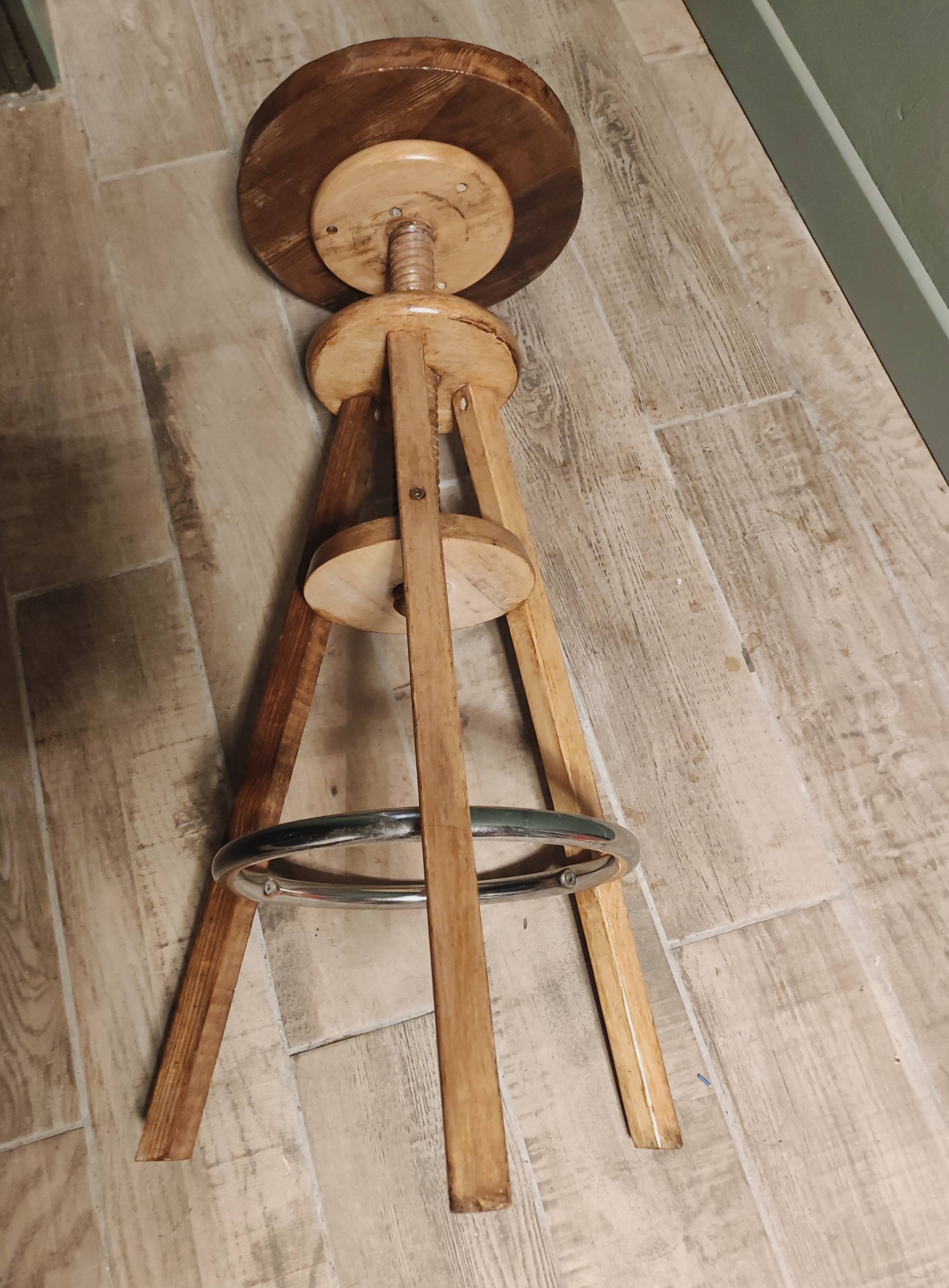 Wood stool with tripod screws