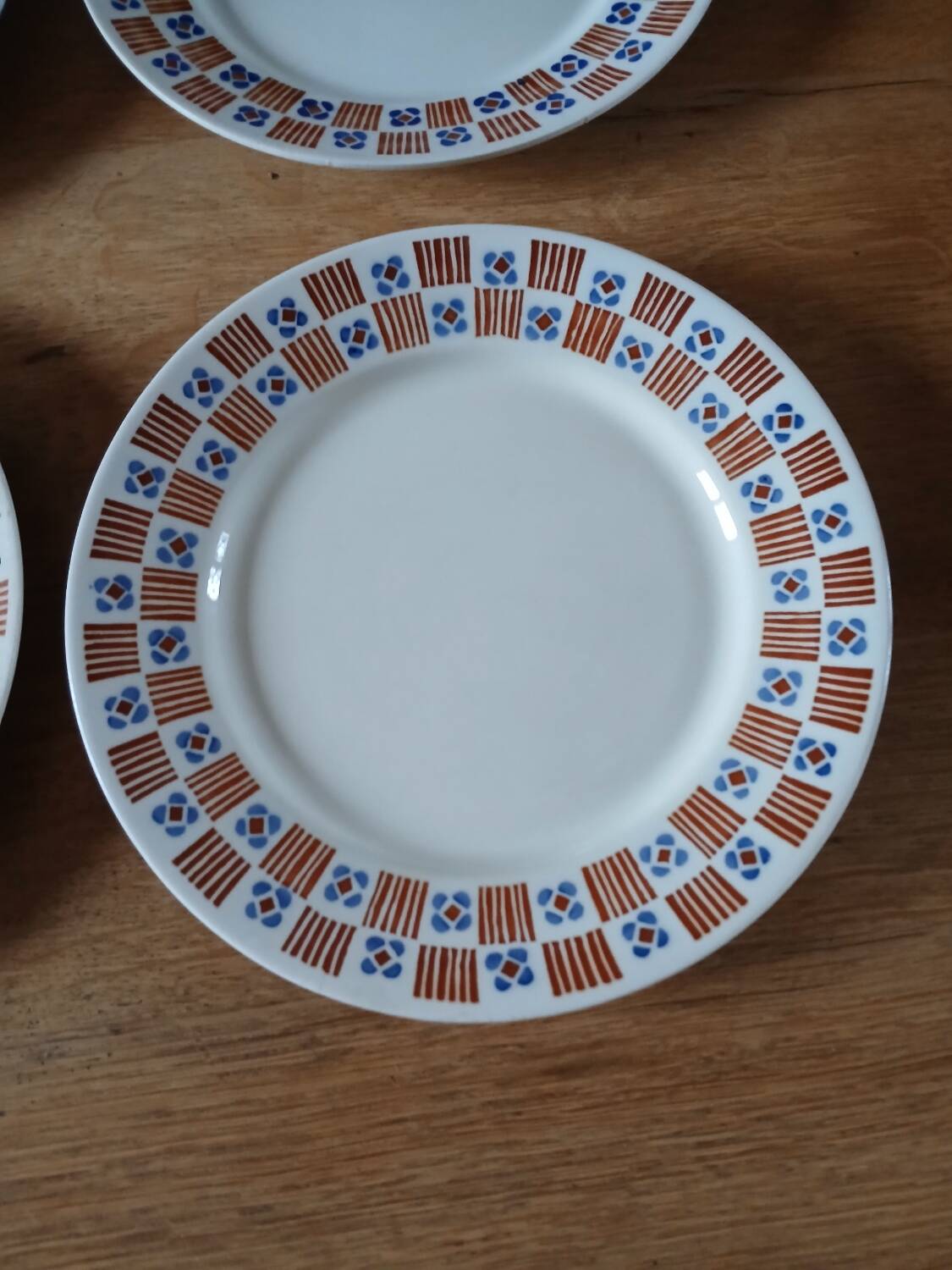 4 assiettes plates anciennes en terre de fer