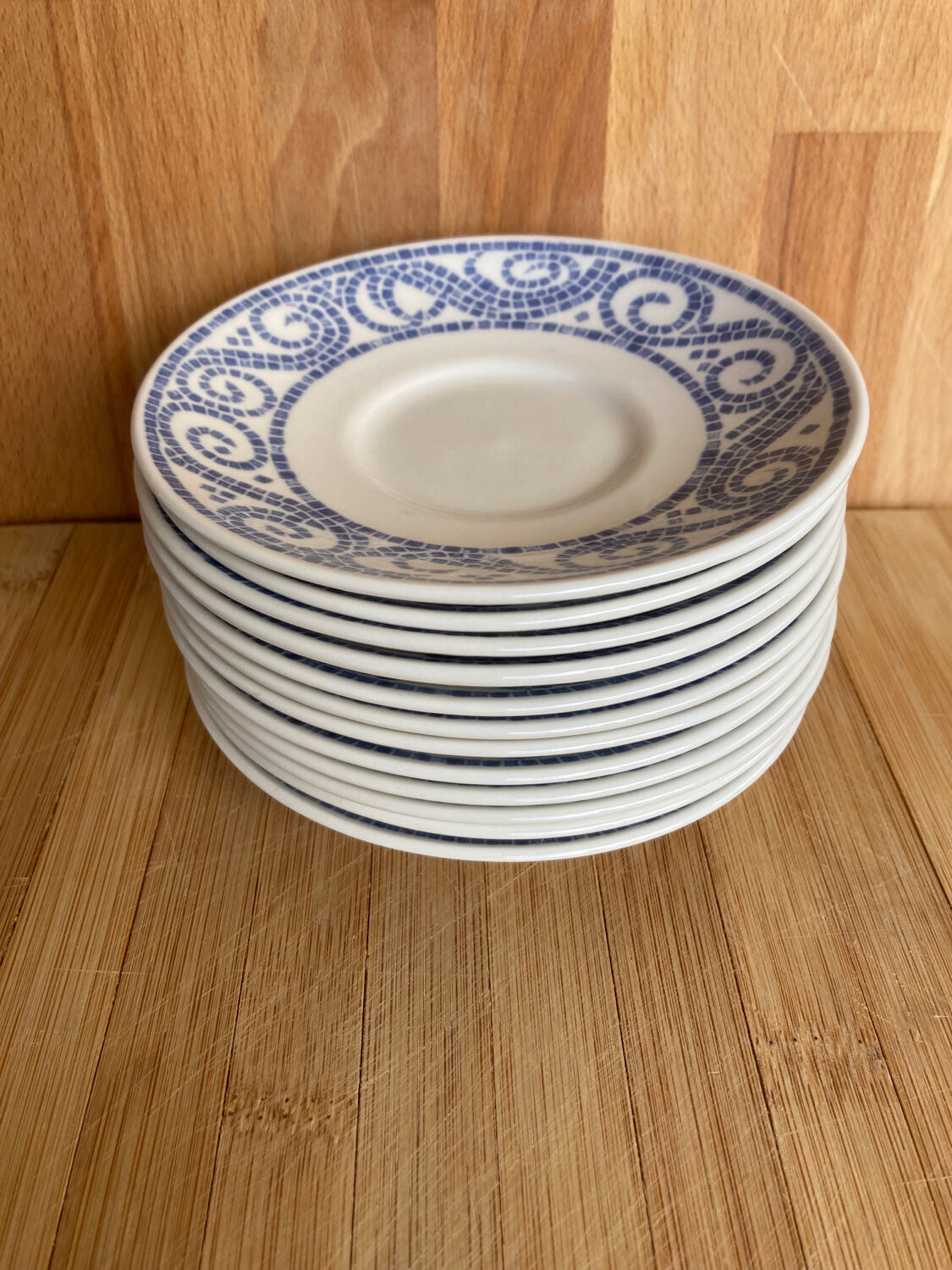 12 sous-tasses Churchill England motif mosaïque bleue