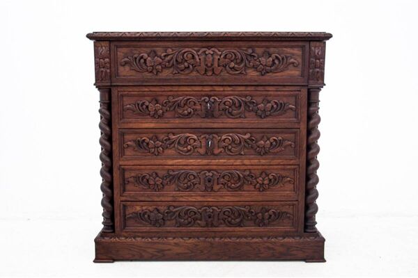 Commode ancienne, France, vers 1885. Après restauration.