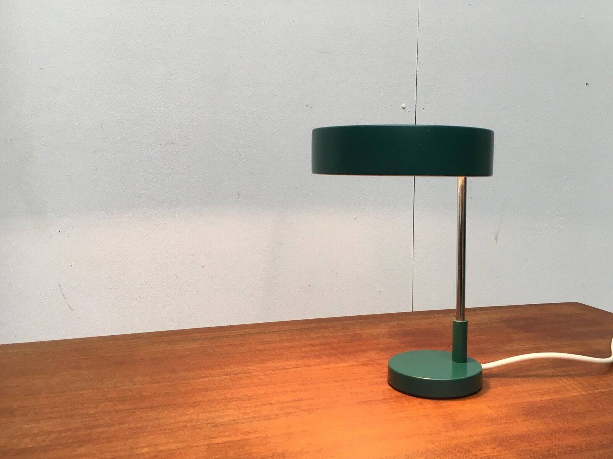 Lampe de table allemande 6890 de milieu de siècle de Kaiser Idell / Kaiser Leuchten