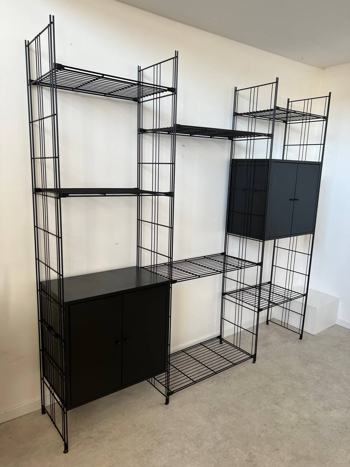 Ancienne étagère bibliothèque en métal noir grillagé modulable design des années 80 vintage