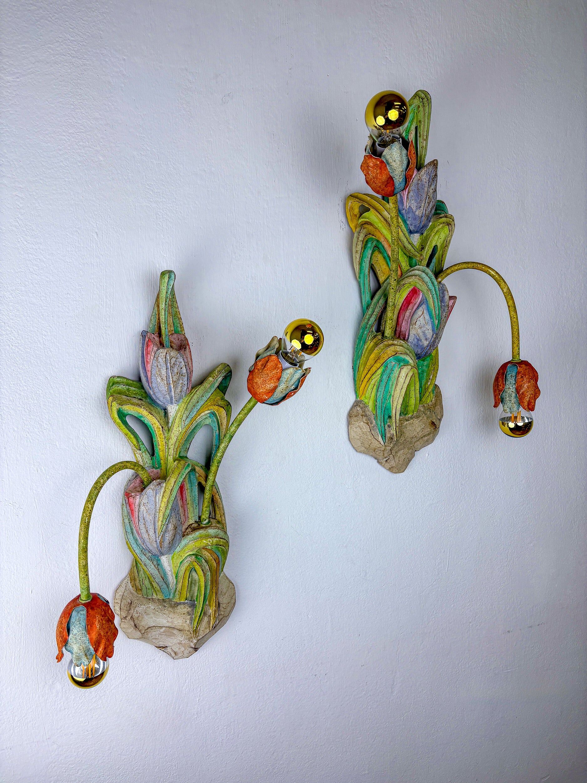 Paire de appliques italiennes en forme de tulipe et de feuille, bras en bois polychrome et métal, années 1960.