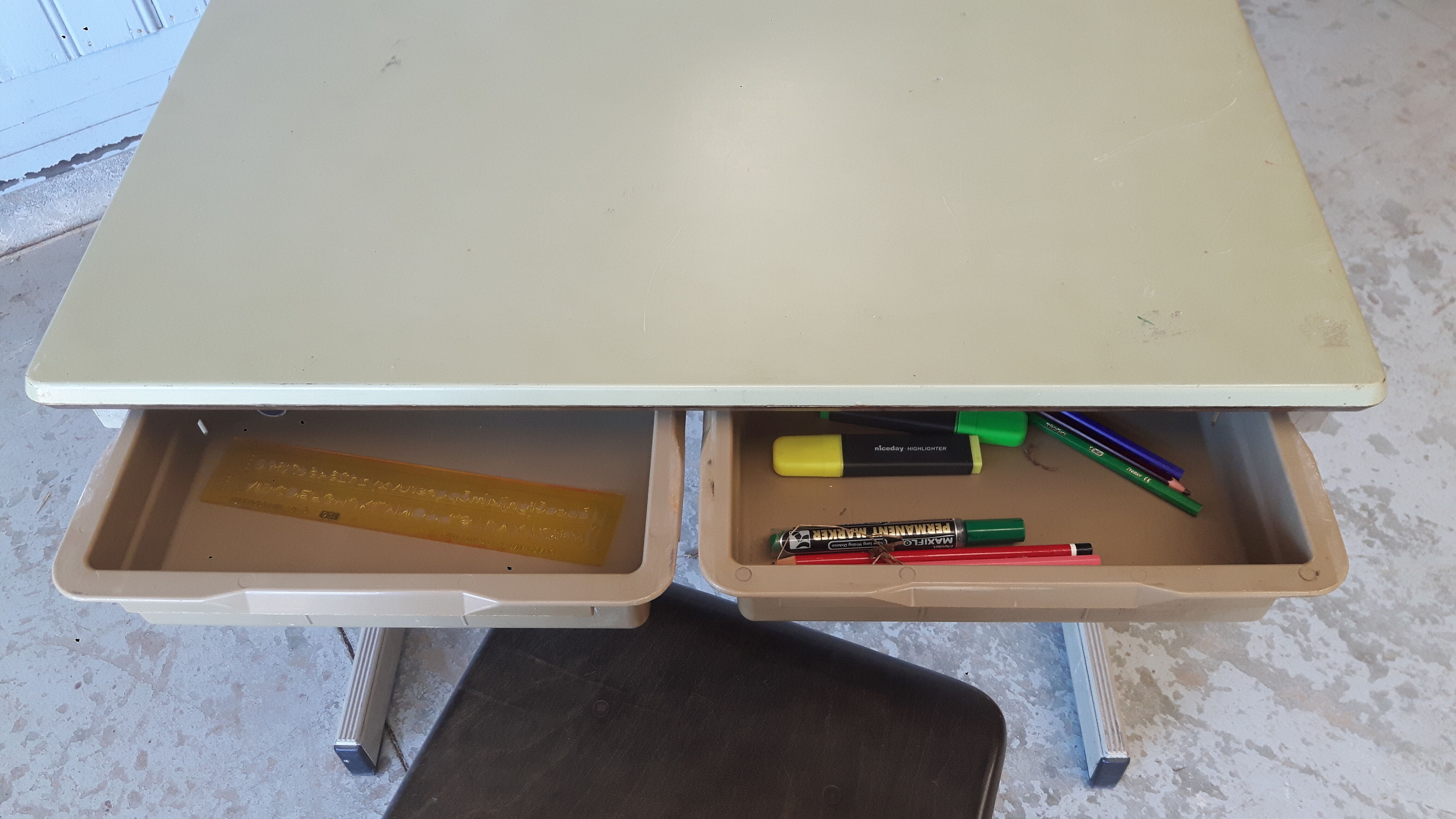 Desk and chair child Thur op Holland