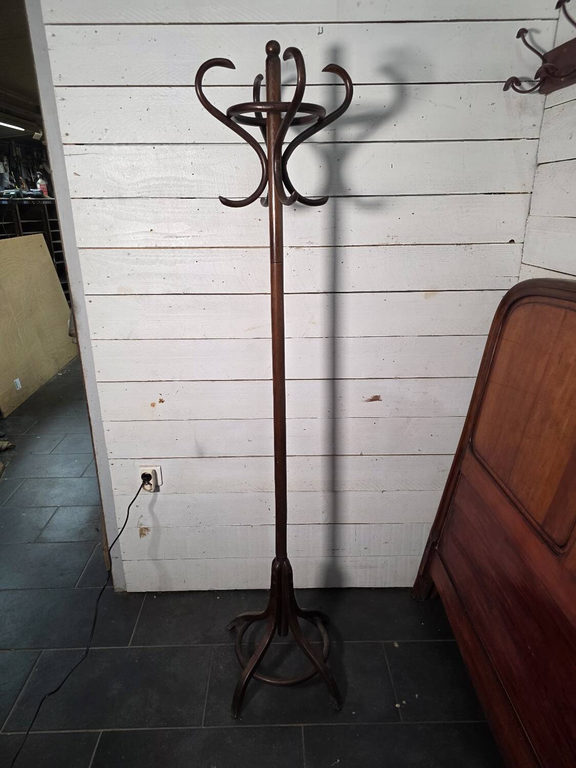 Perroquet ancien en bois courbé