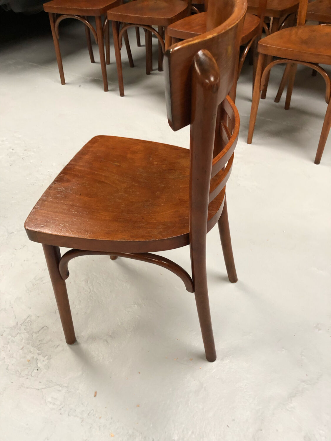 Serie de 10 chaises bistrot bois courbé