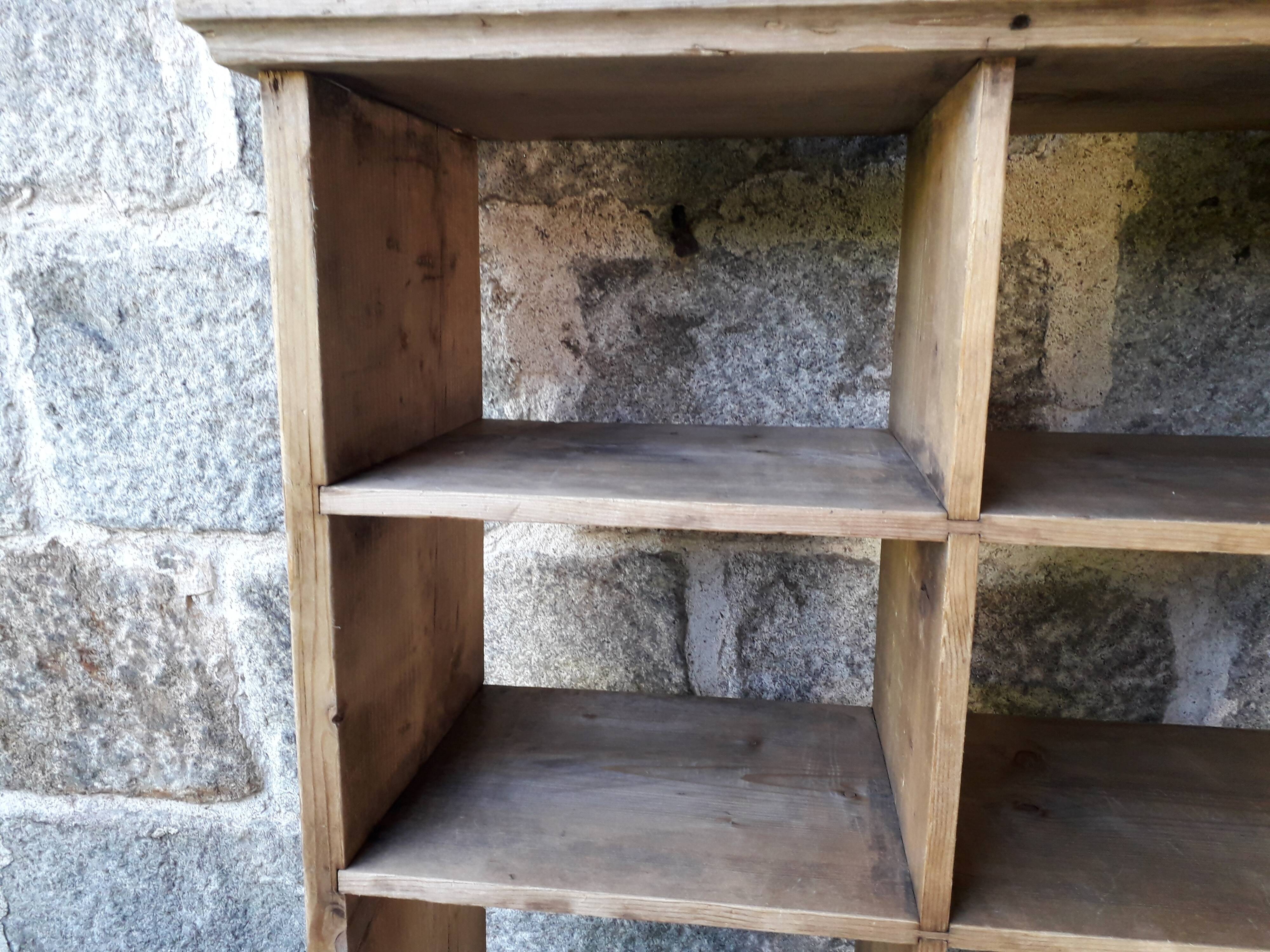 Étagère murale en sapin