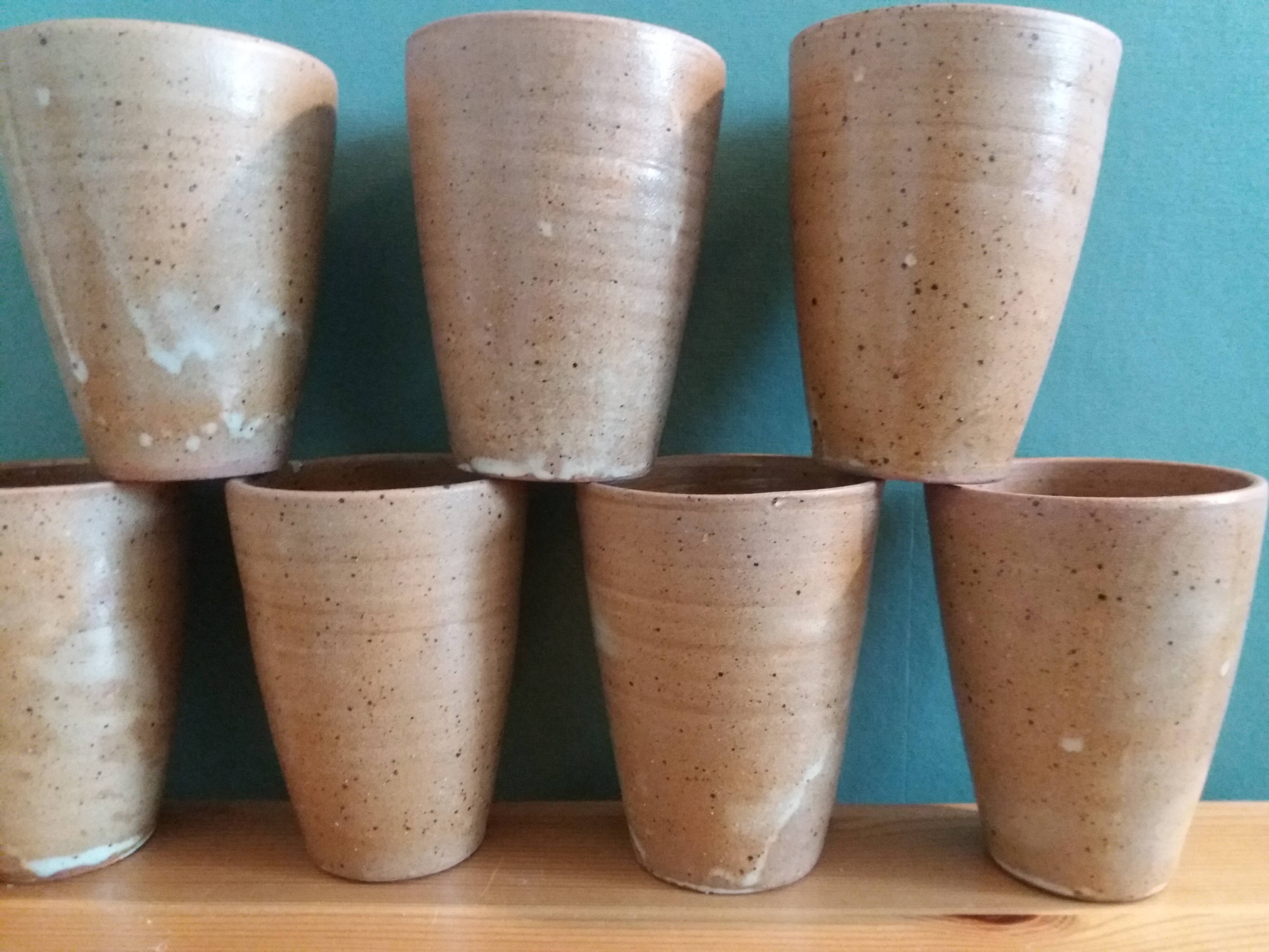 Ensemble de 8 tasses ou verres en grès tourné artisanal