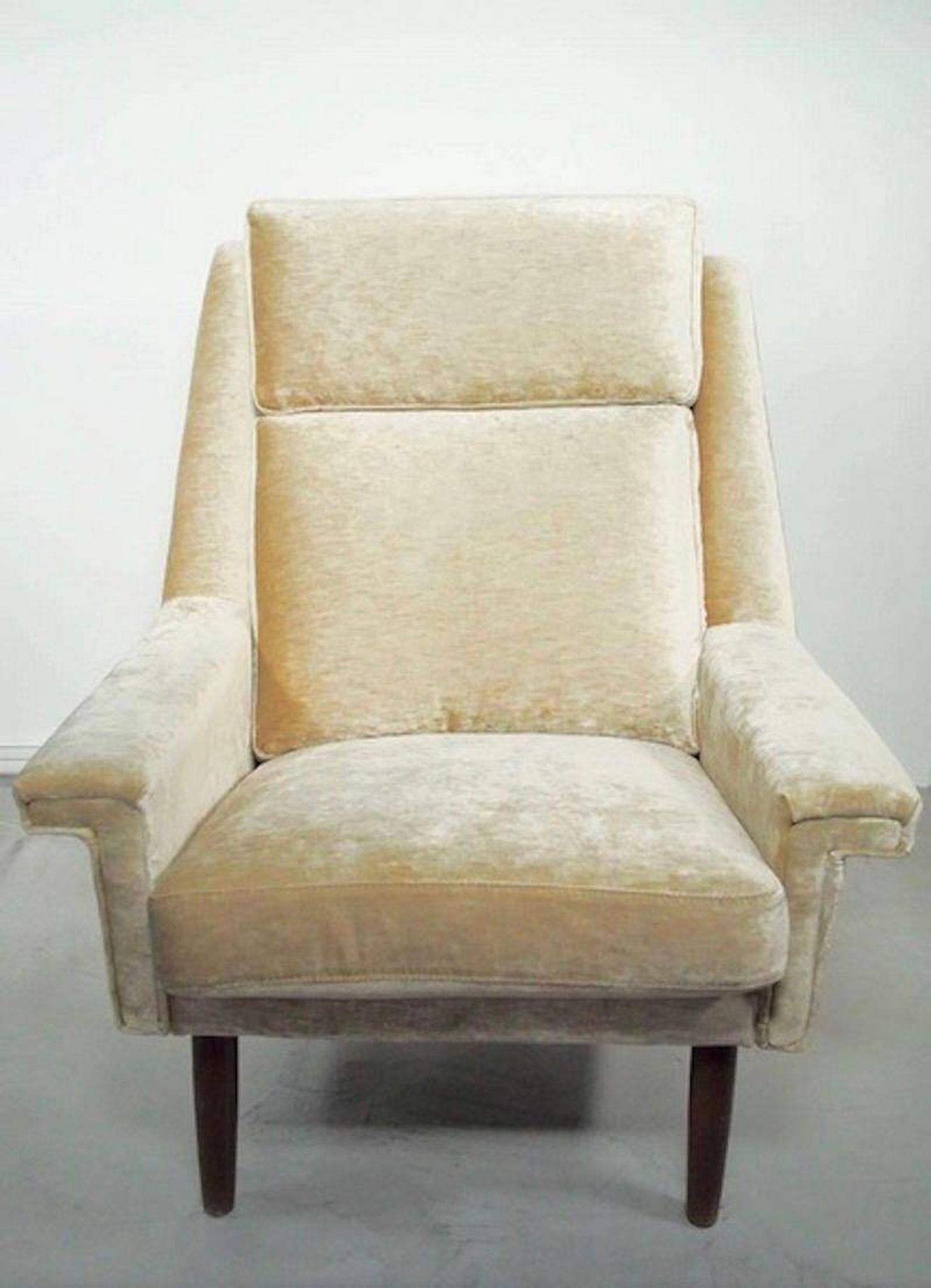 Fauteuil en velours beige danois The Moderns