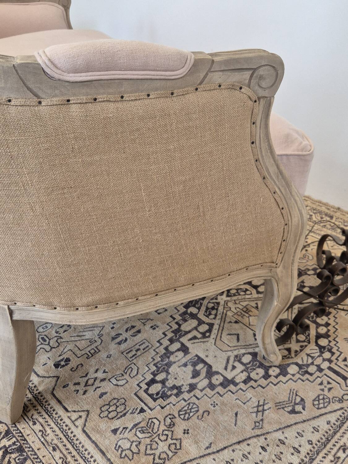 Louis XV style bench sofa in pink fabric and burlap