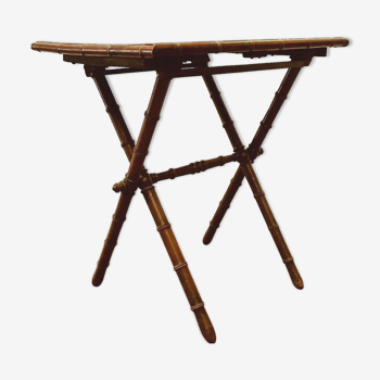 Table pliante en loupe de thuya piétement façon bambou XX siècle