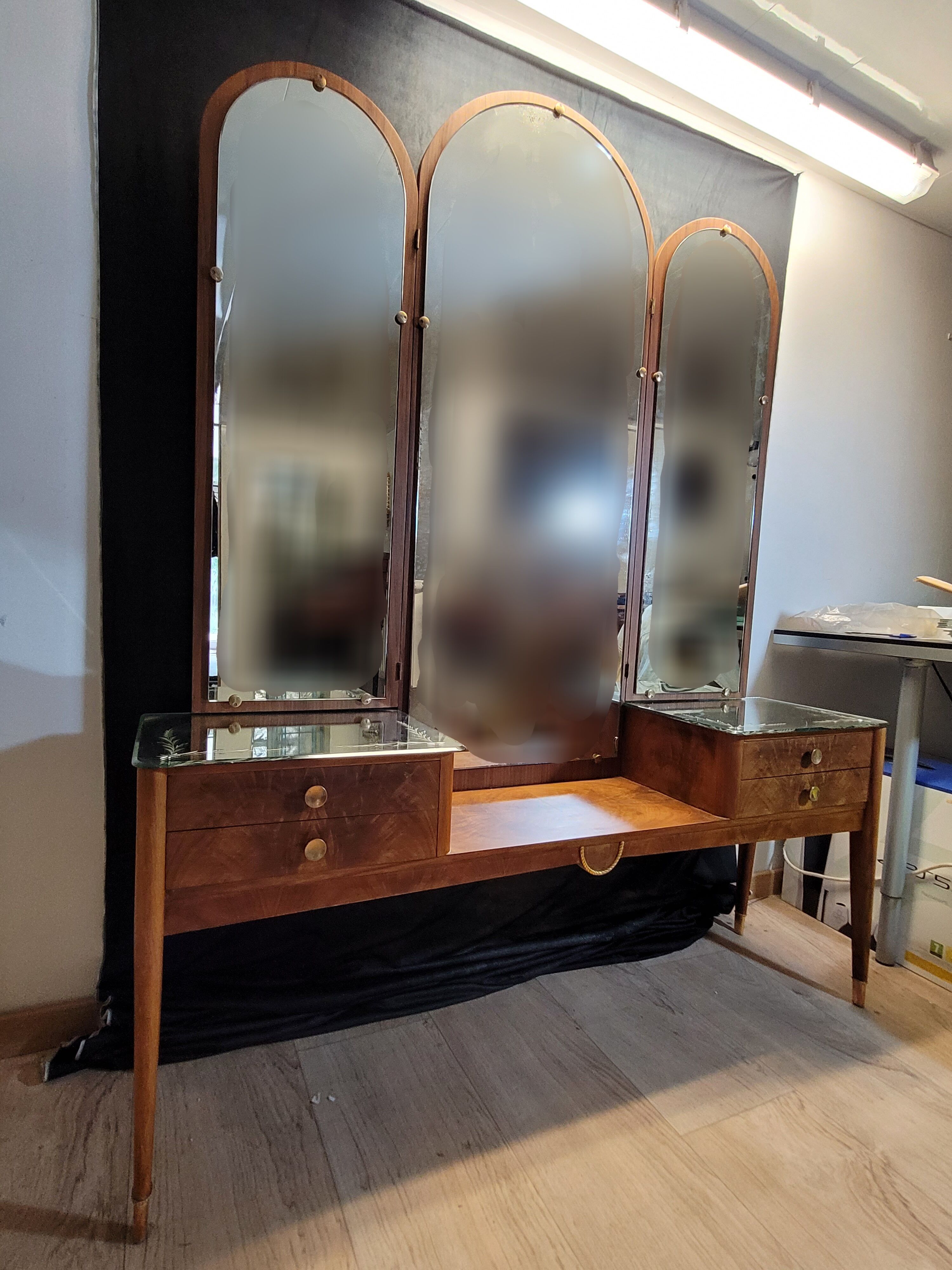 Venetian hairdresser with triptych mirror
