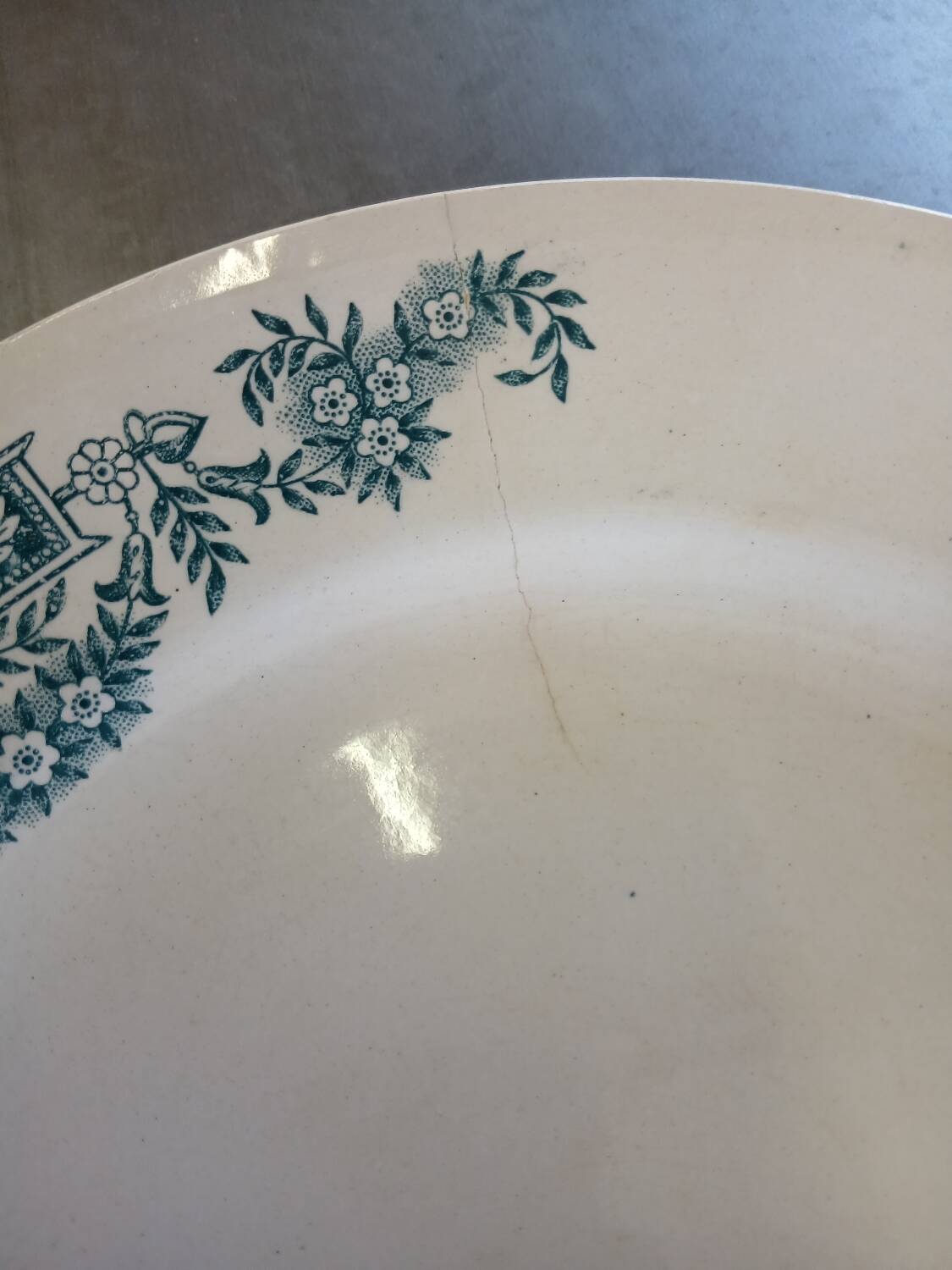 14 mismatched flat plates Terre de fer