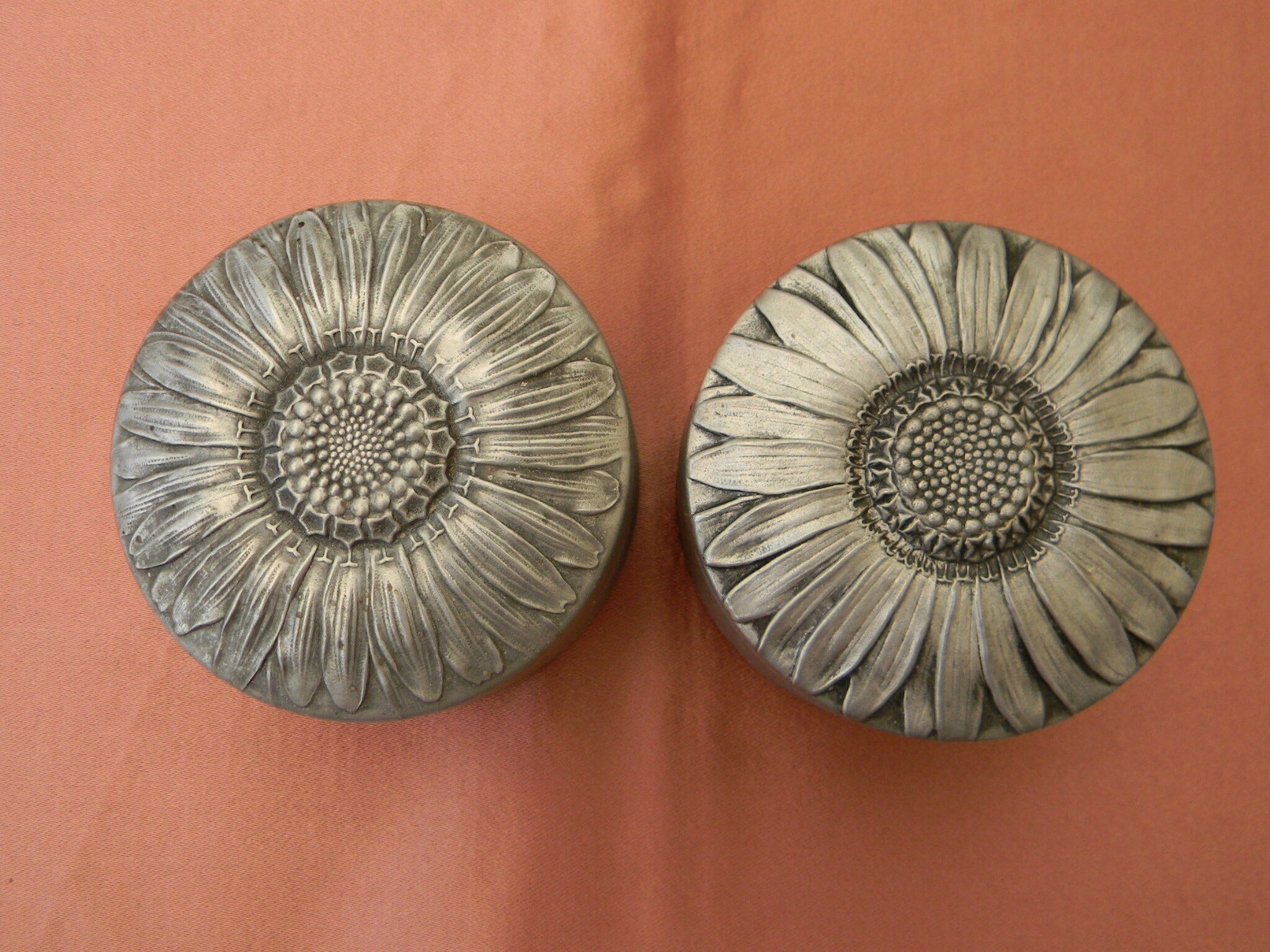 Lot de 2 boites à poudre Art Déco en alu