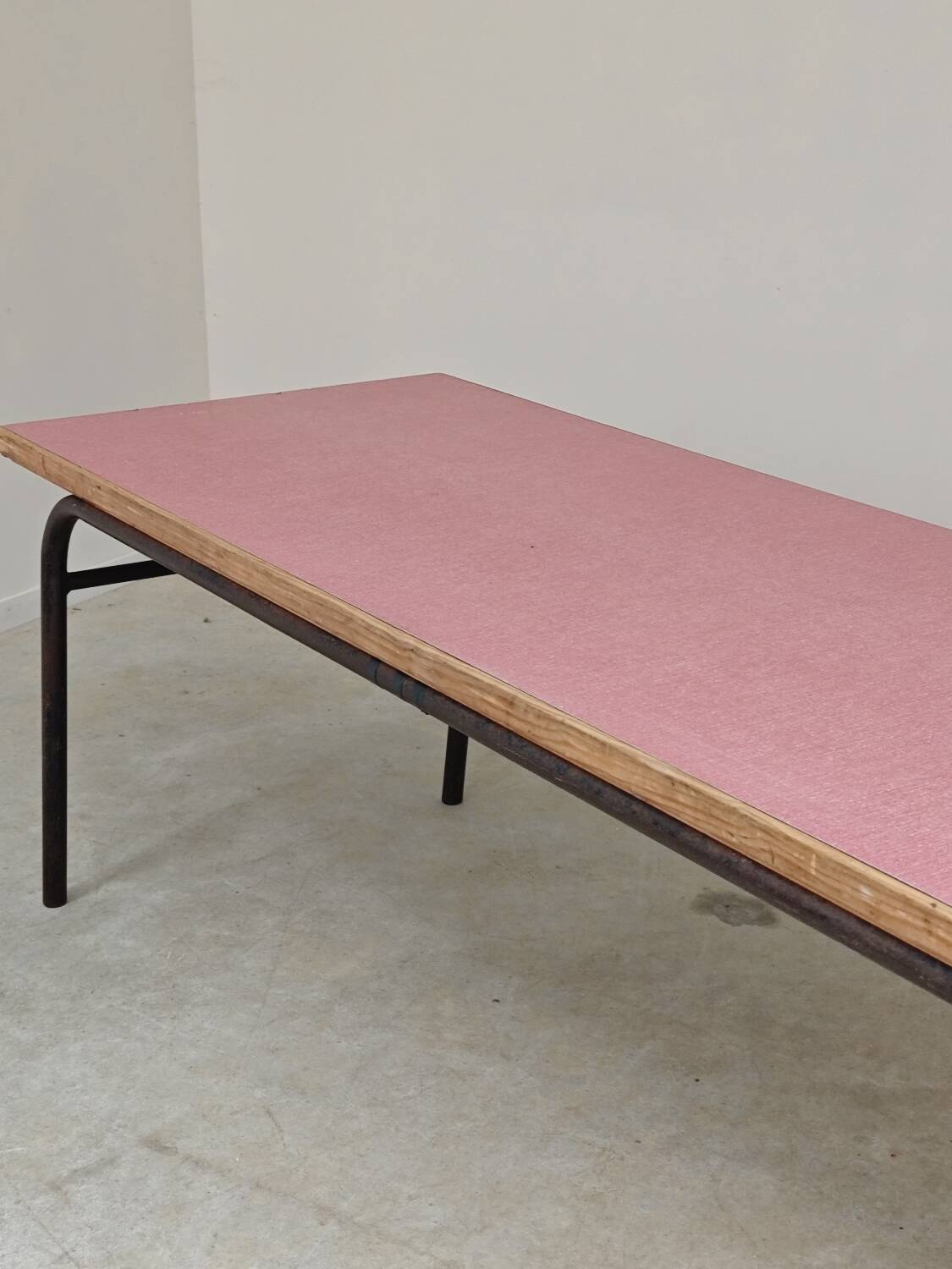 Grande table de réfectoire en formica rose et metal numéro 4
