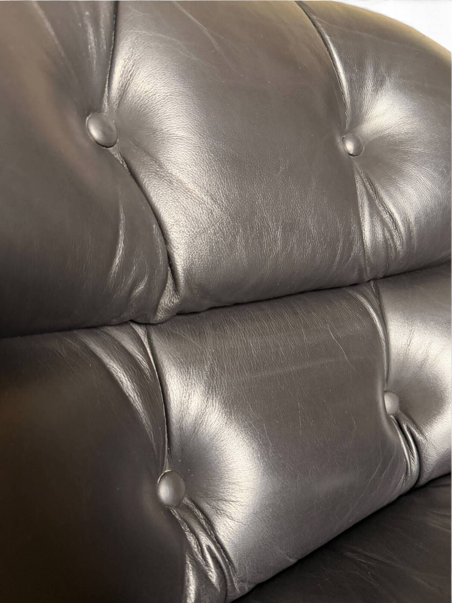 Charles Pollock Executive office chair in black leather, Knoll