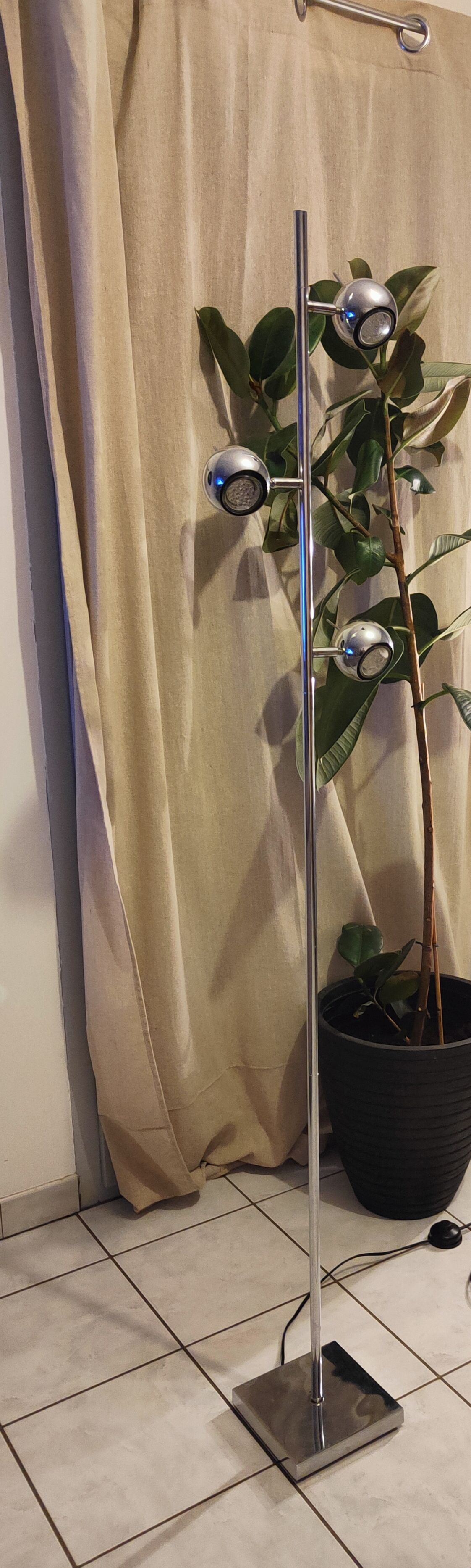 Smooth floor lamp eyes ball 1980