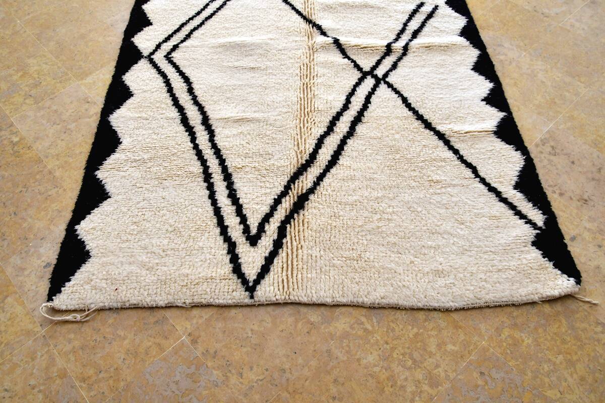 Beni Ouarain Moroccan Berber rug with black diamonds 238 x 160 cm new