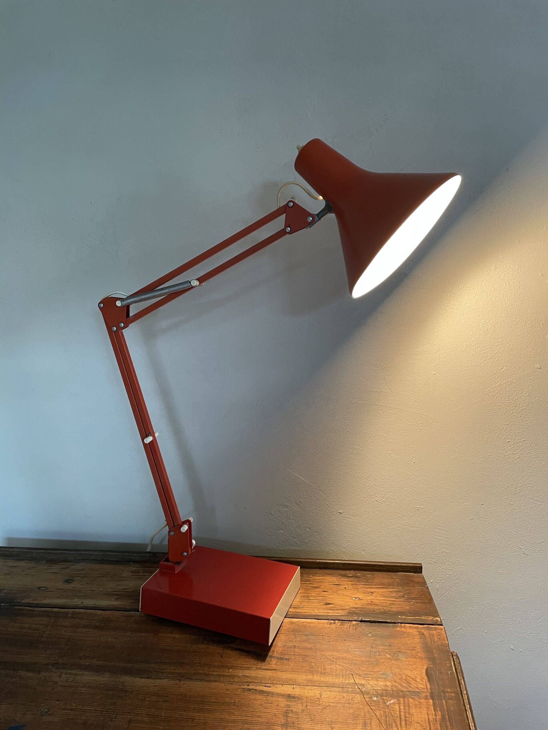 Articulated architect's lamp