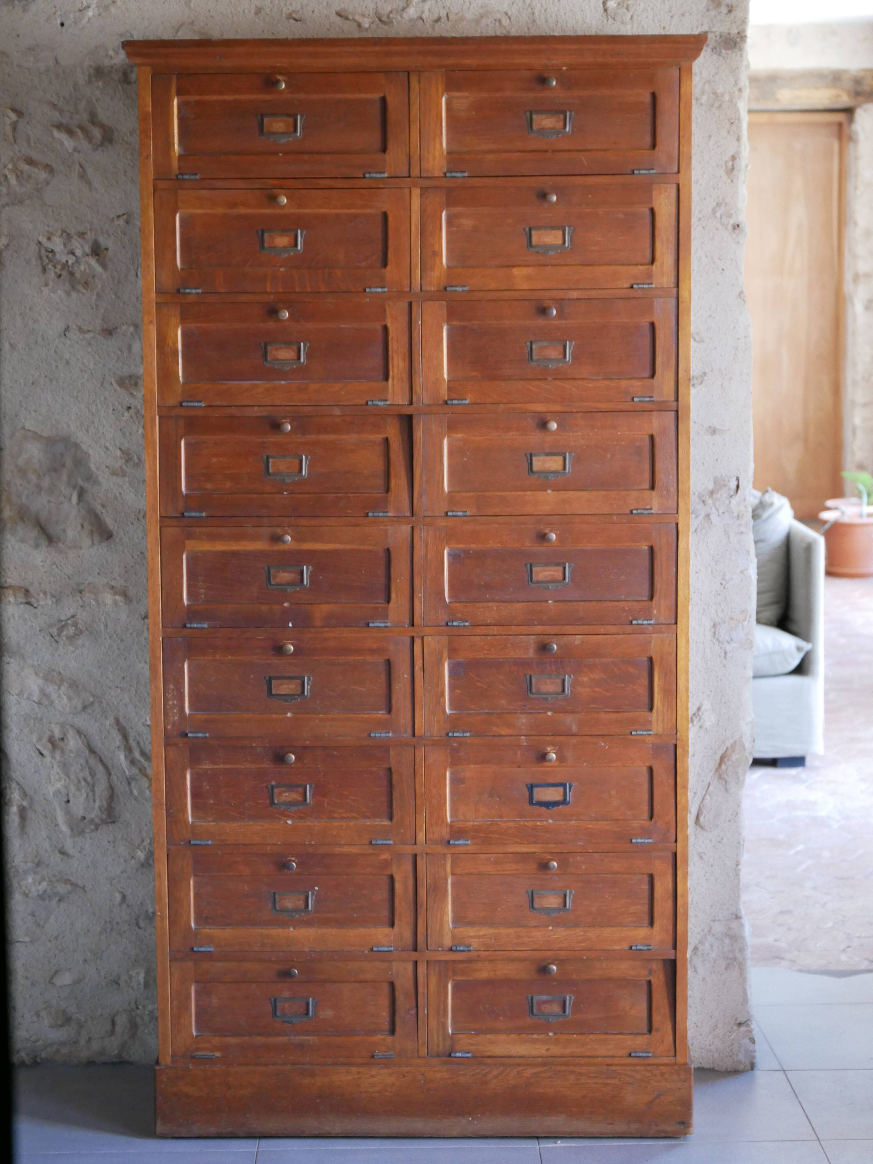 Notary's furniture with clamshells