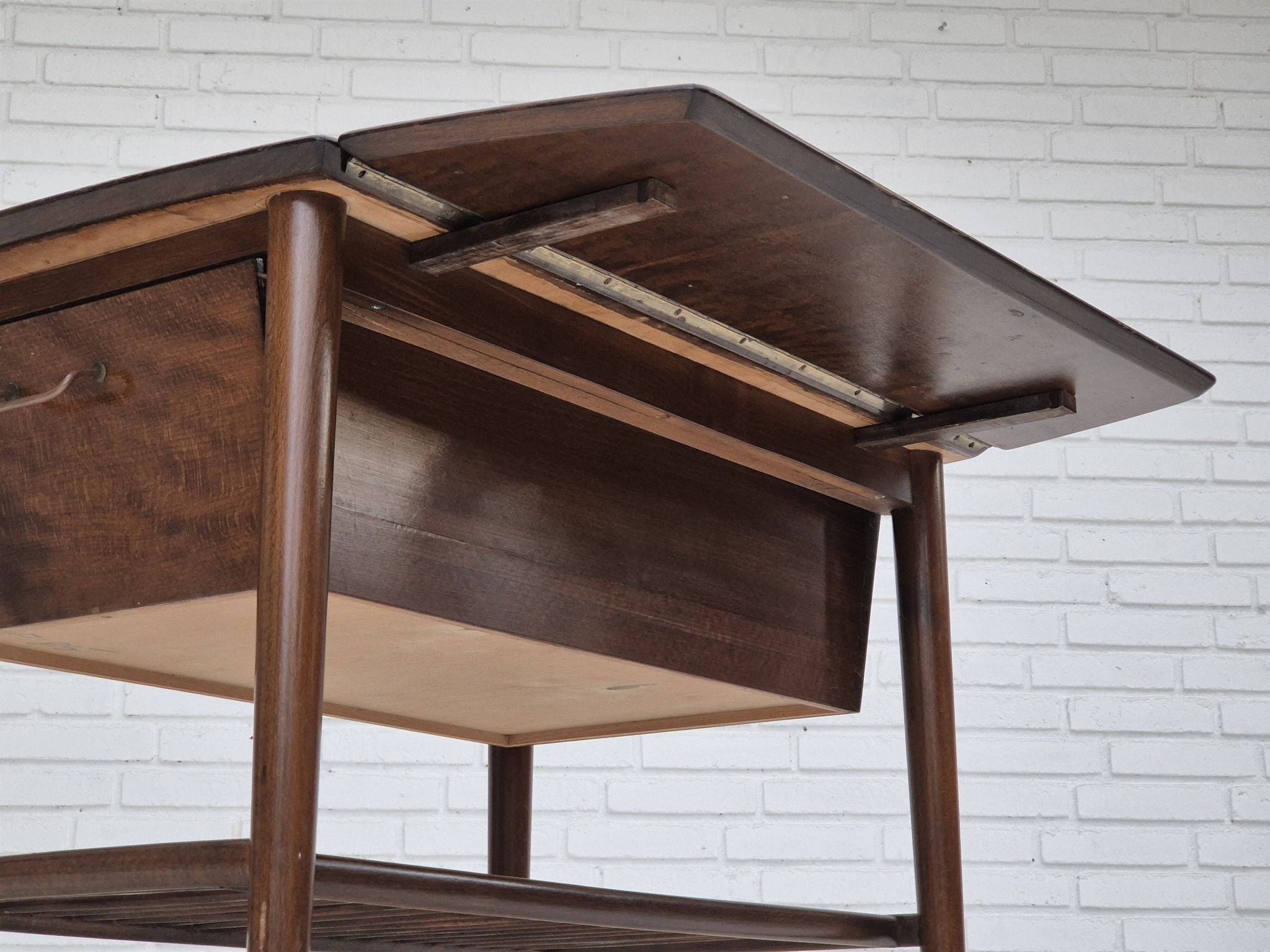 Table basse pliante danoise des années 1950 avec tiroir et étagère, état d'origine.