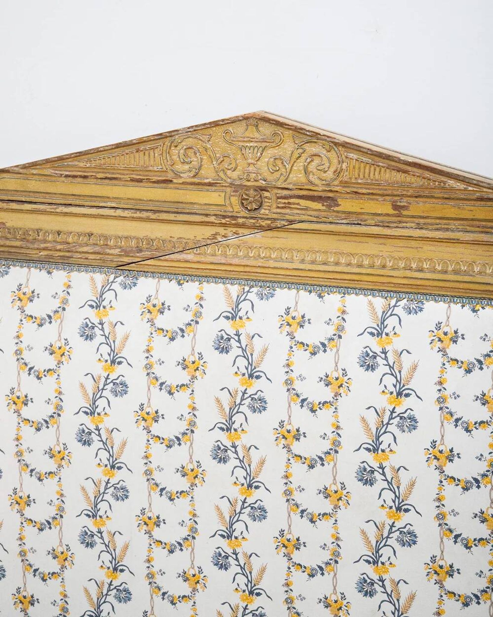 Sculpted and painted day bed frame in the Louis XVI style from the 19th century.