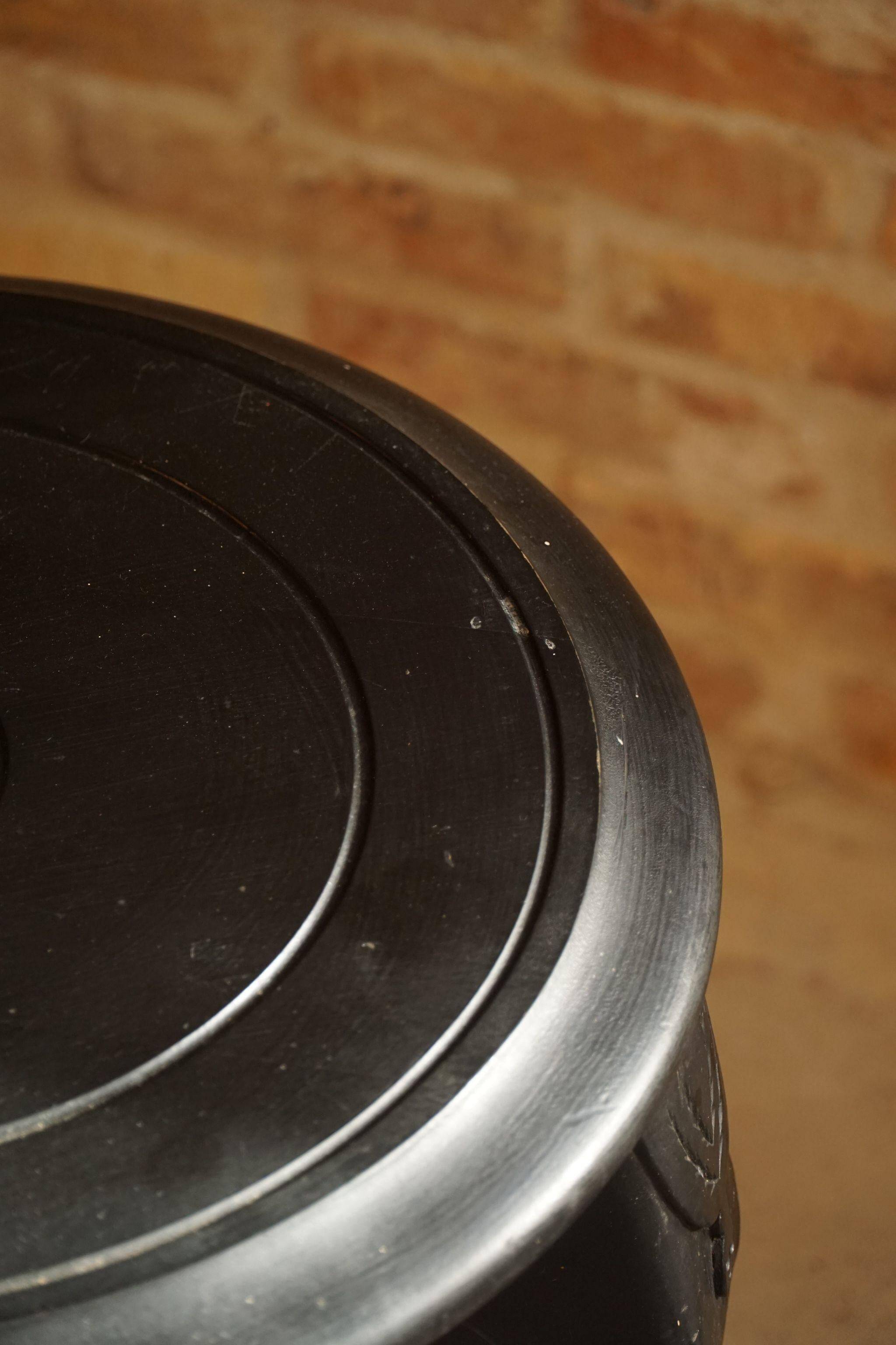 Side table in hardwood ebony with three elephant head-shaped legs, Eastern India, 1920s.