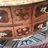 Commode de style Louis XV en marqueterie et bronze