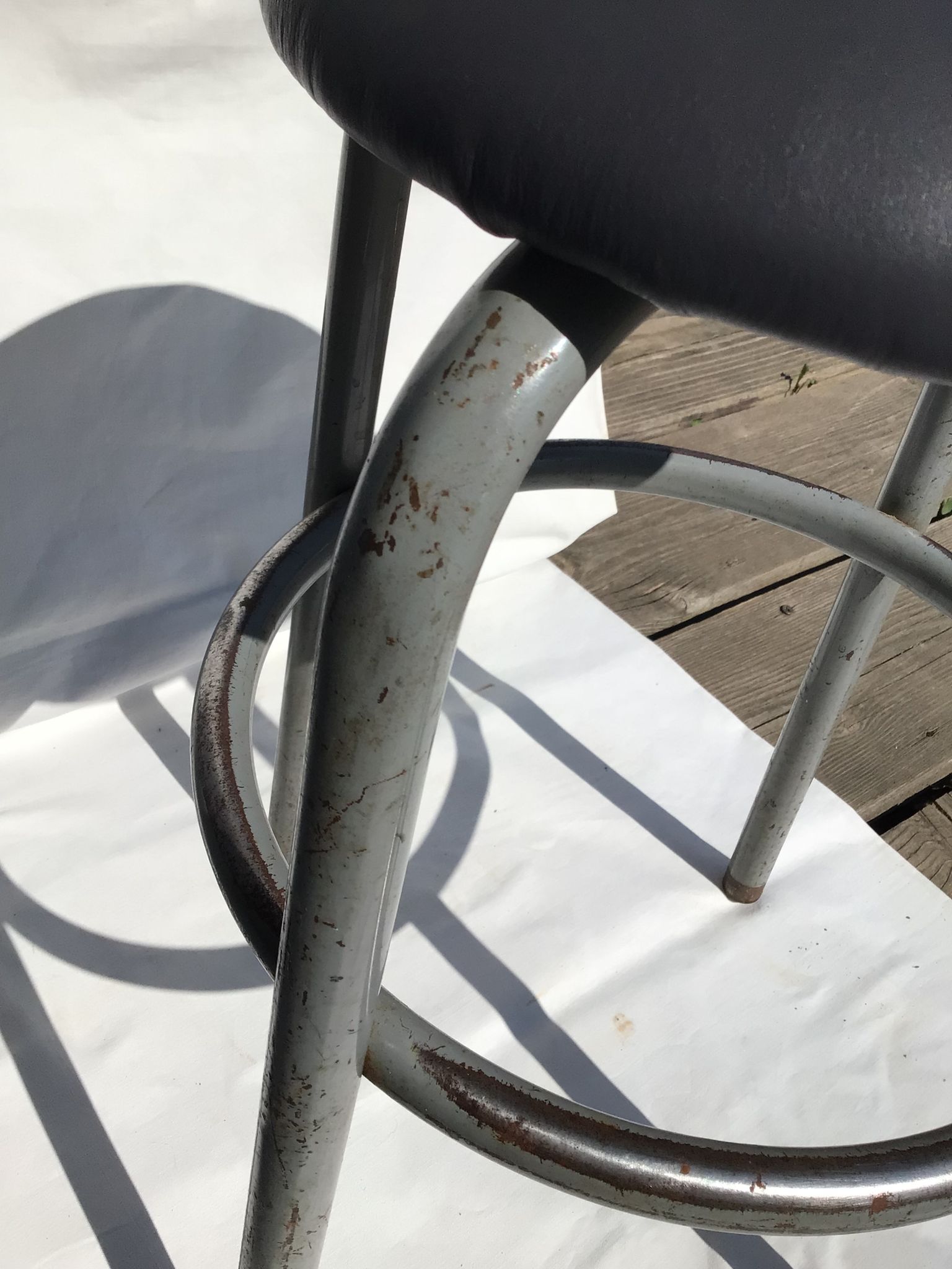 Tabouret industriel assise cuir gris foncé