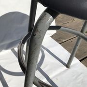 Tabouret industriel assise cuir gris foncé
