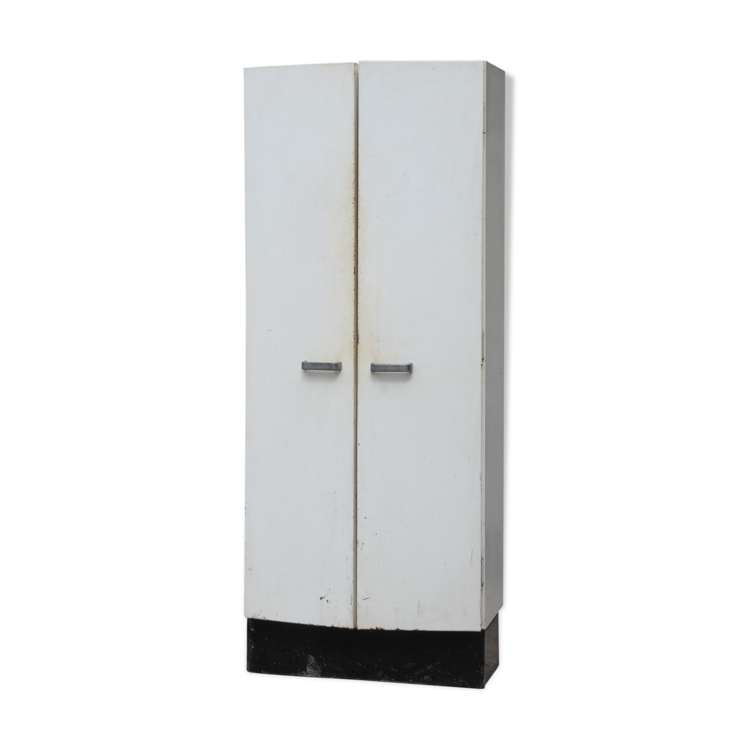 Metal infirmary cabinet from the 1950s