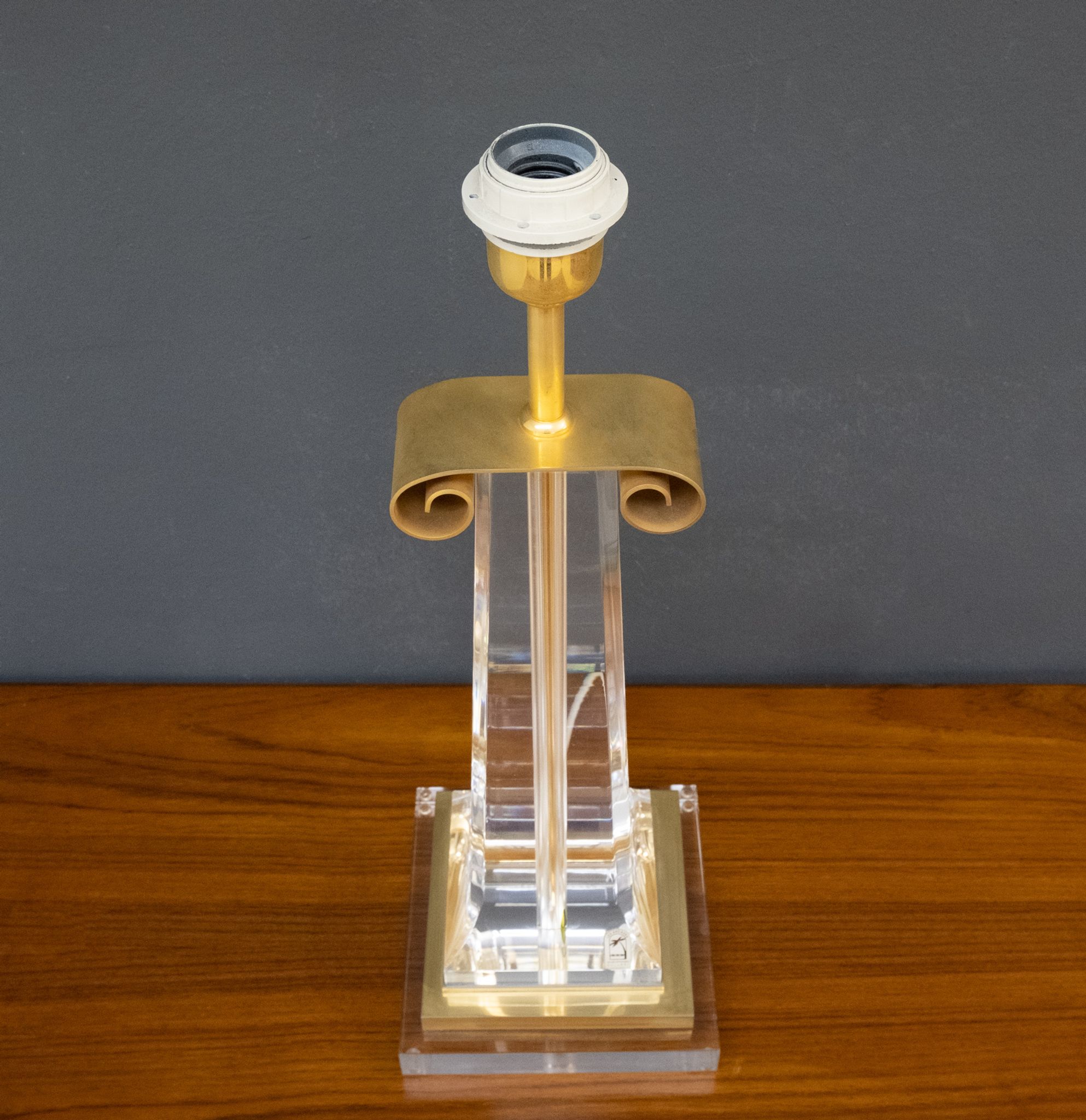 Lampe de table en laiton plaqué or Les Arcades Lucite
