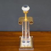 Lampe de table en laiton plaqué or Les Arcades Lucite