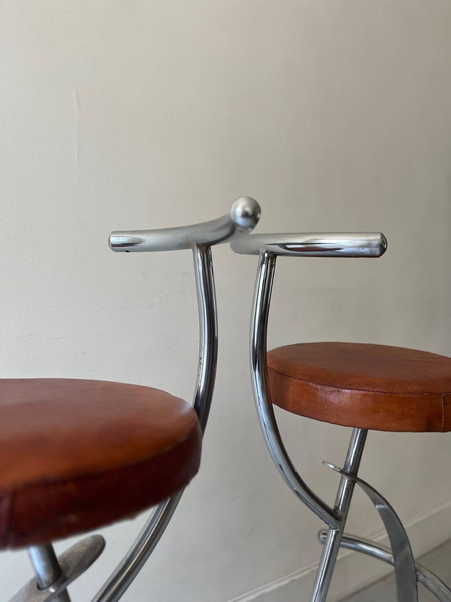 Bar stools in tubular chrome and tan leather, 1970s