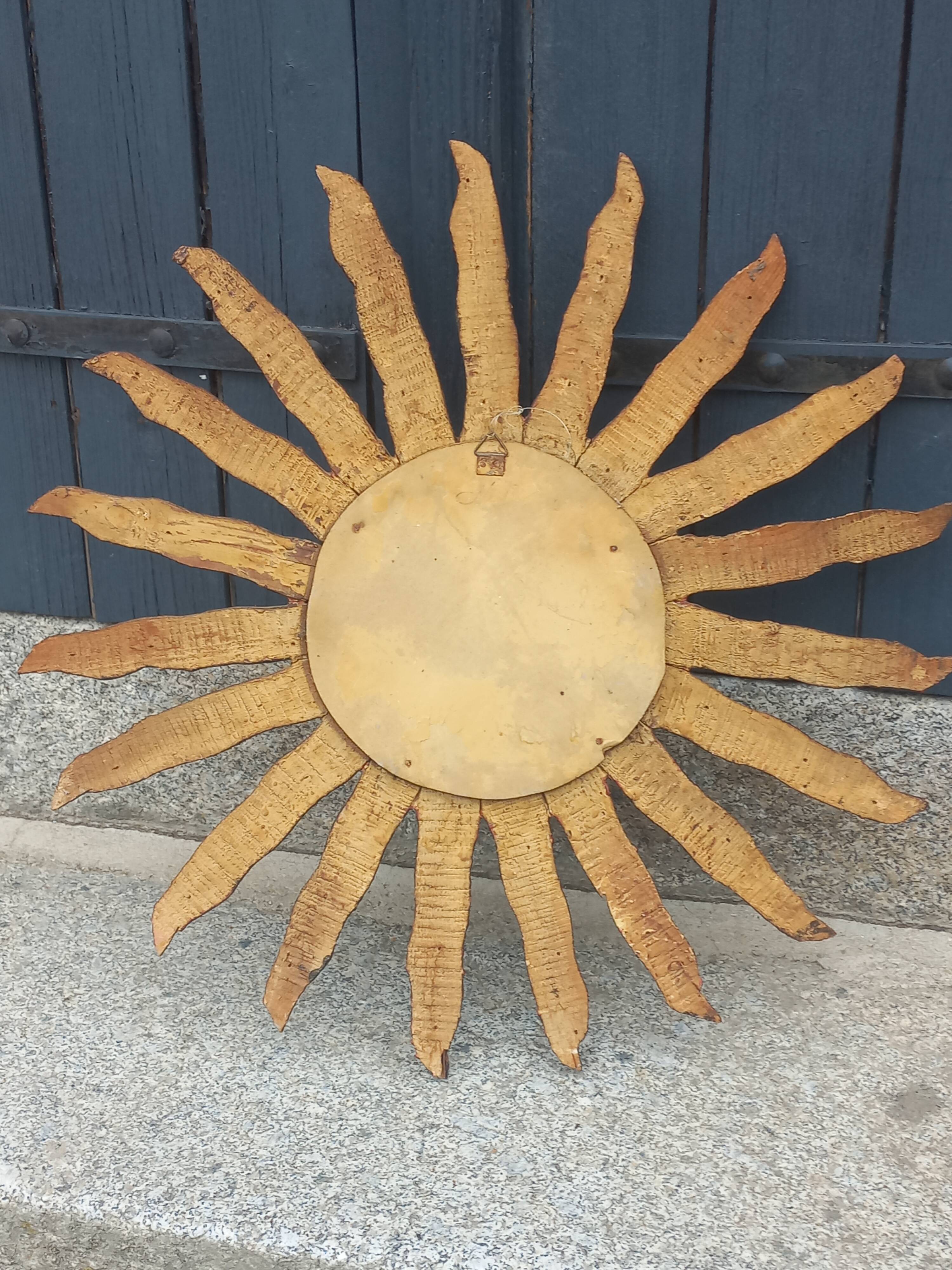 Miroir soleil en bois et stuc doré, années 50