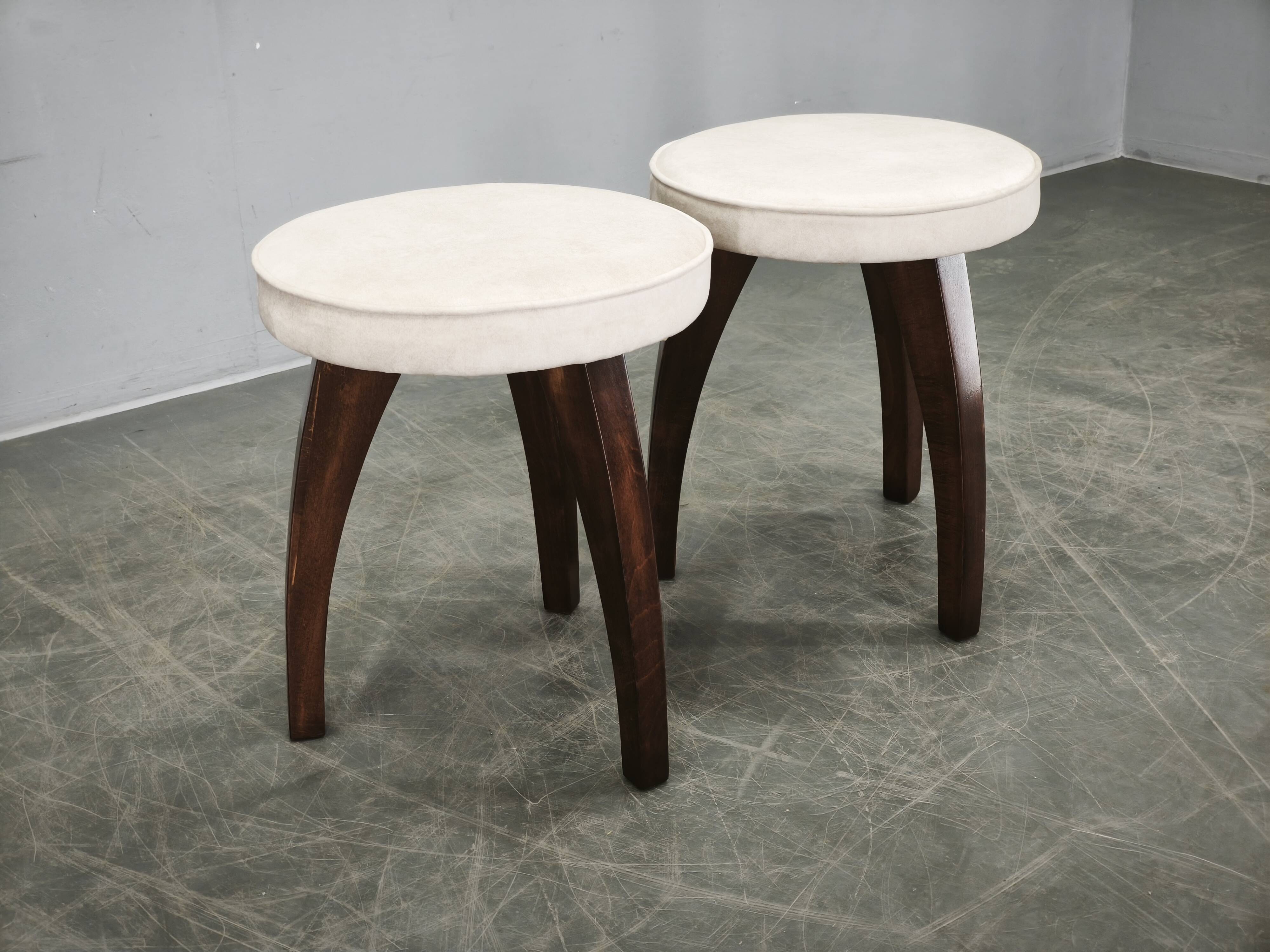 Paire de tabourets en bois de hêtre Art Déco, années 1940, nouvellement rembourrés