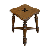 Tabouret en bois massif et sculpté