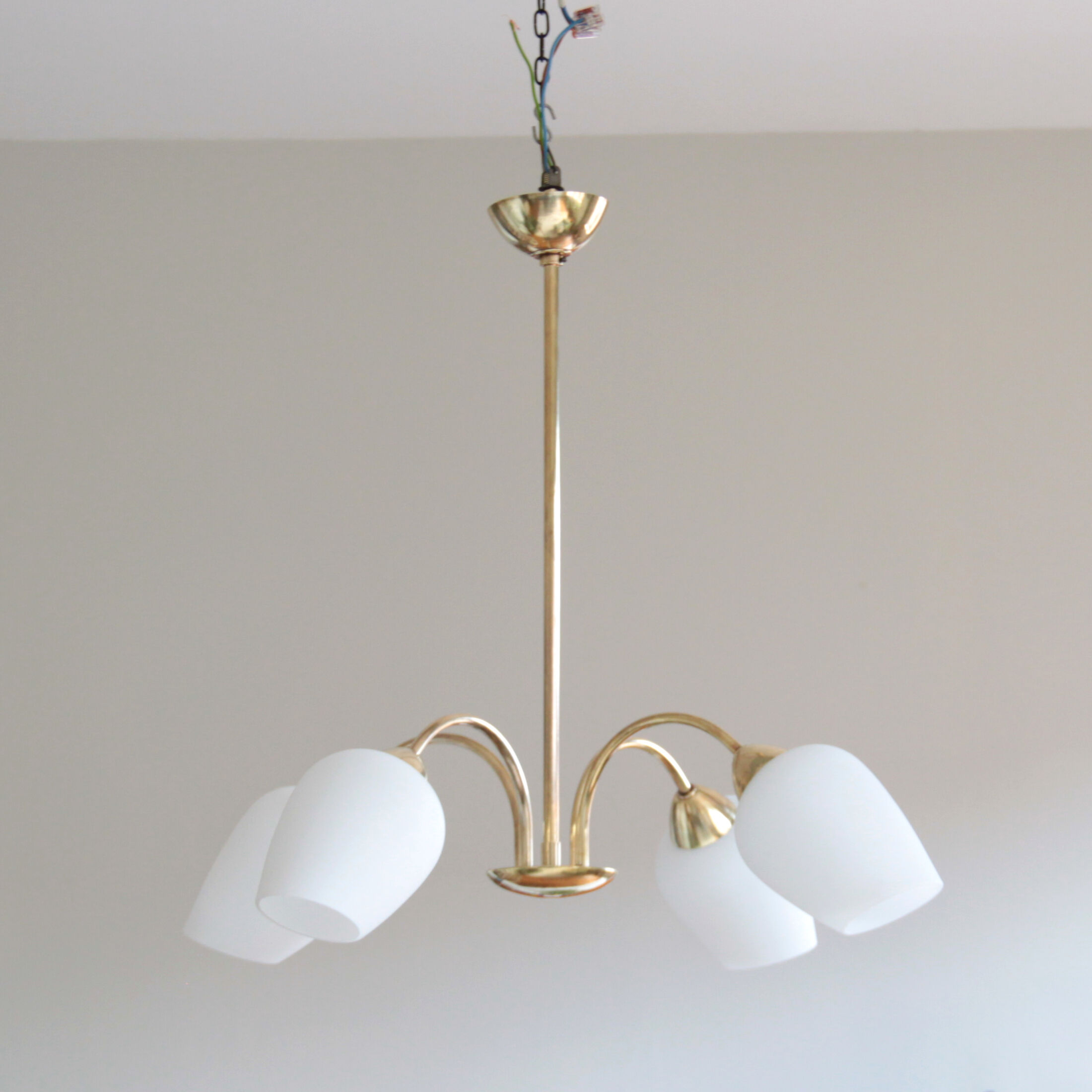 Plafonnier, applique globe en opaline blanche et aluminium