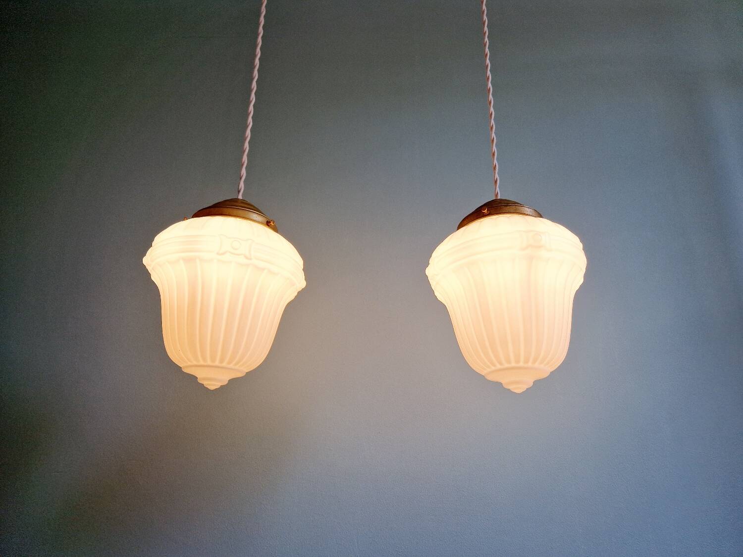 Paire de suspensions Art déco en verre opaline blanc moulé pressé, 1920-30