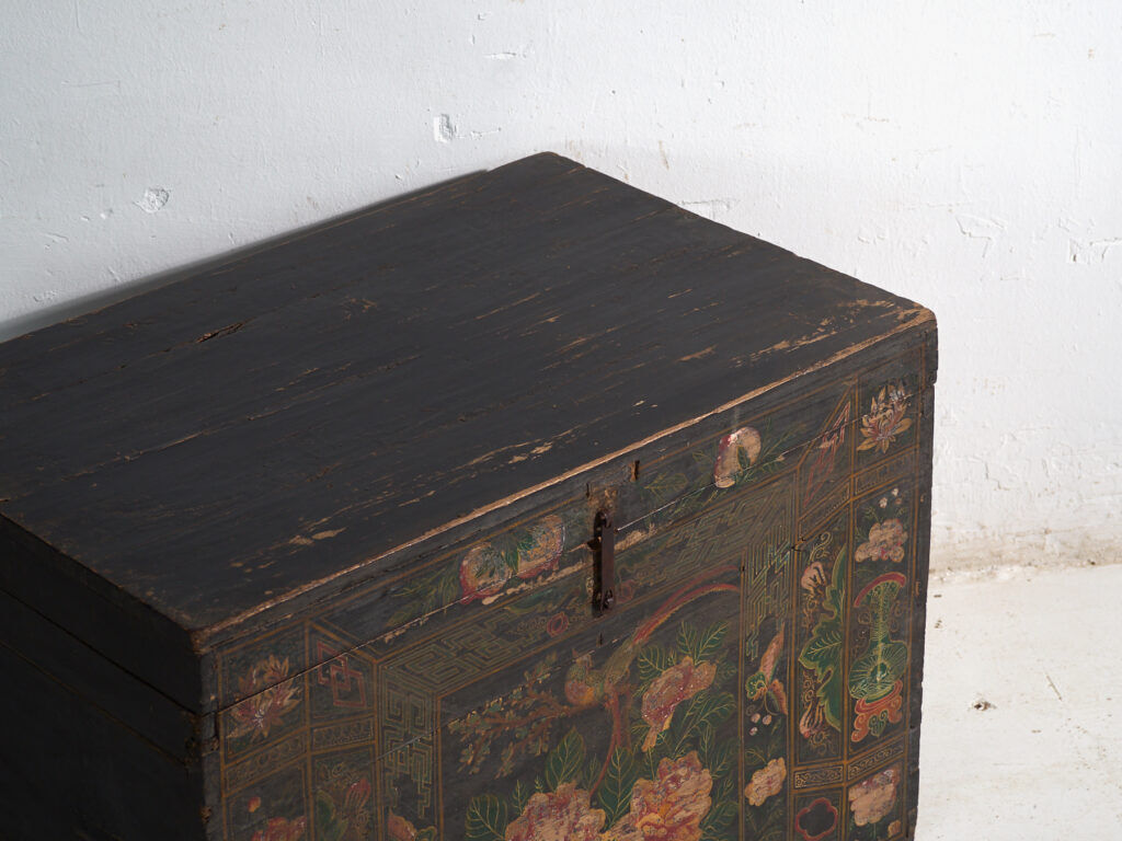 Antique chest painted in pine wood – China, around 1900