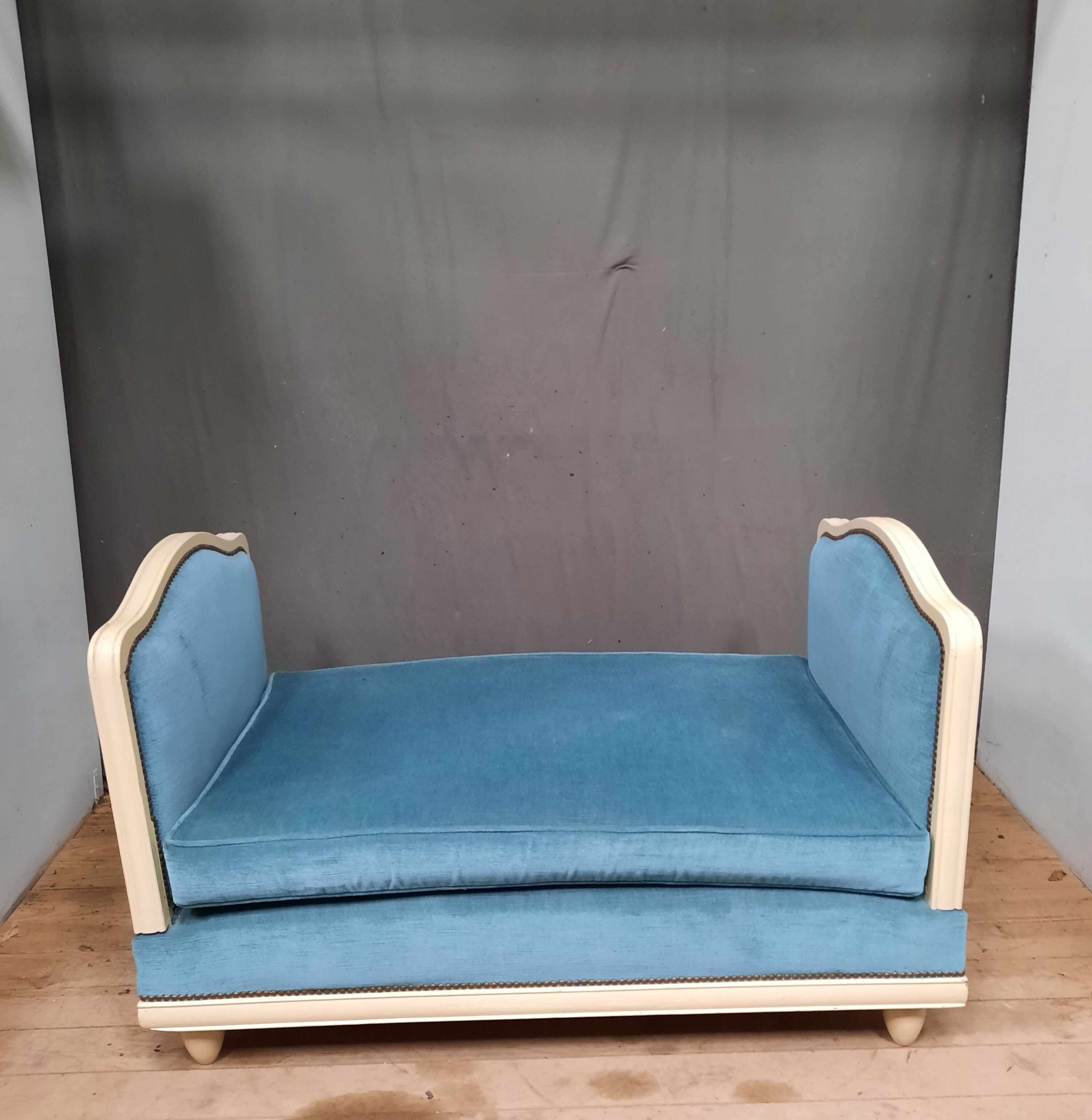 Convertible bench in the year 1950