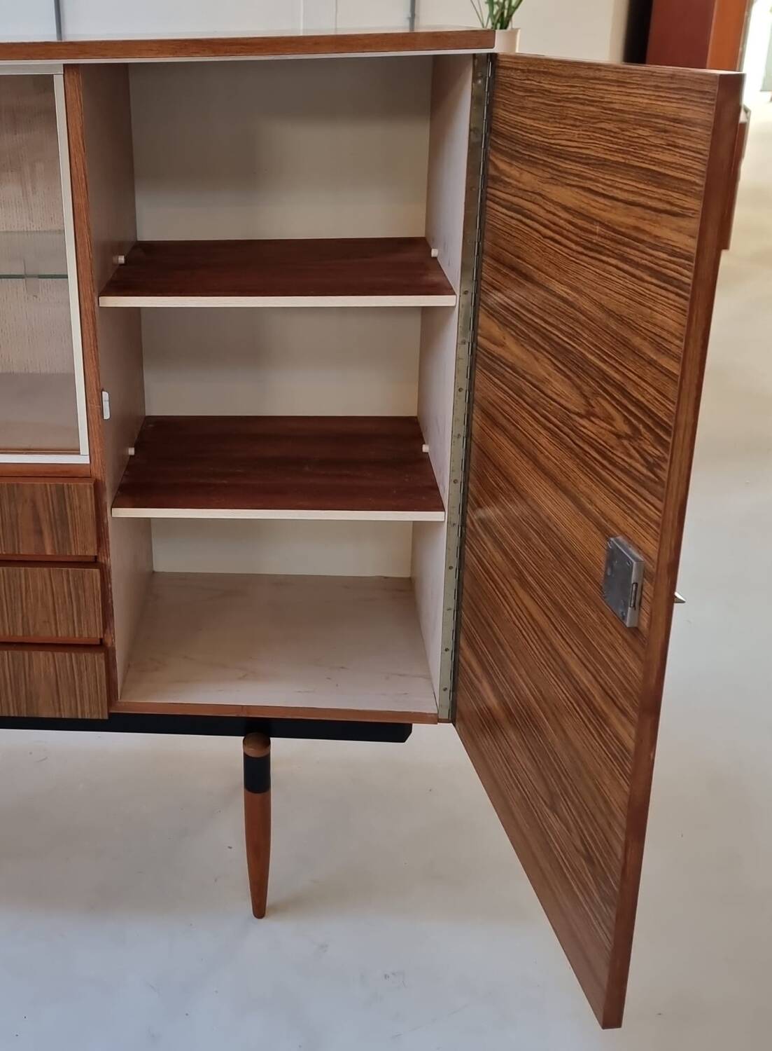 Vitrine du milieu du siècle