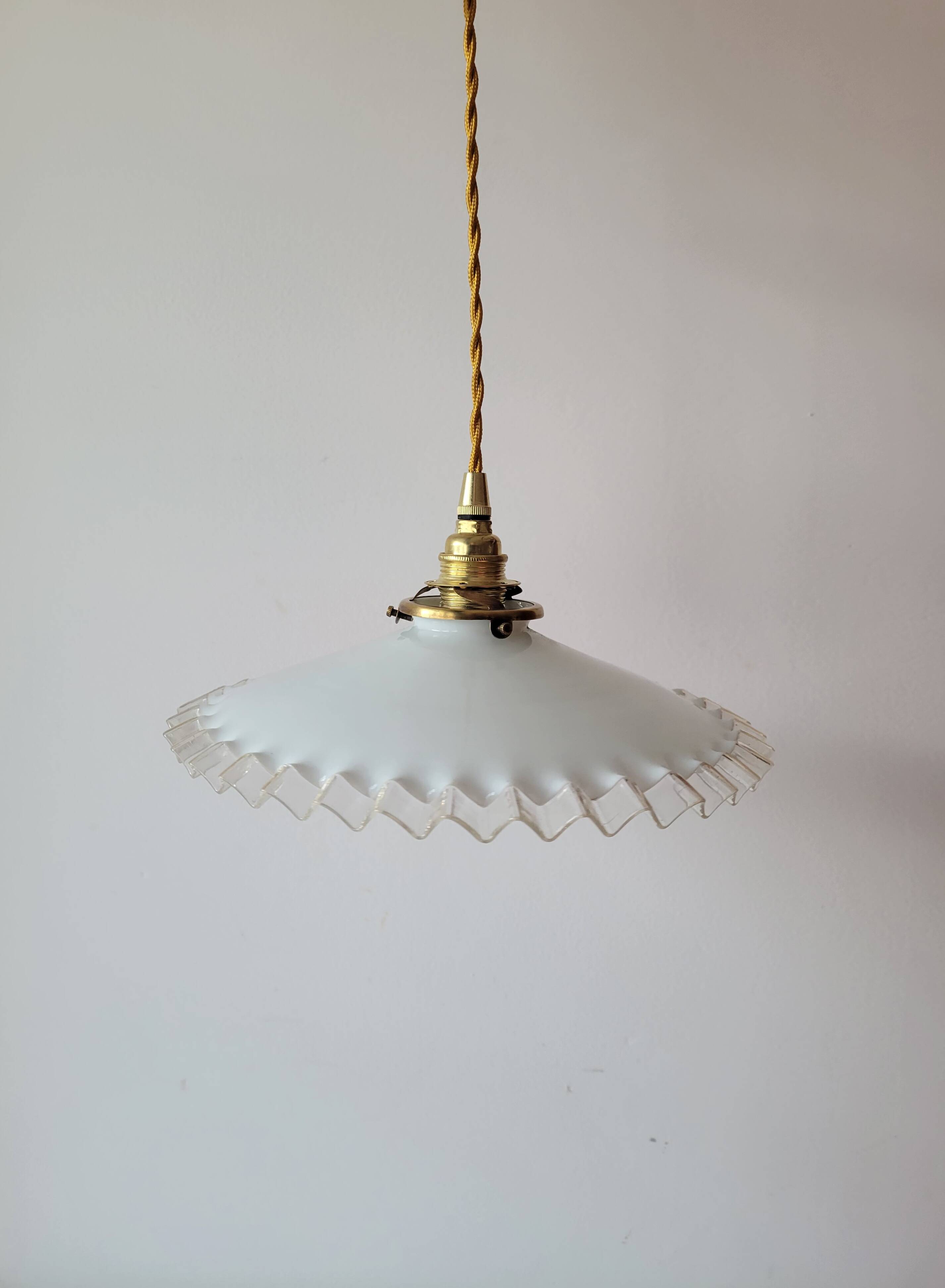 Suspension en opaline dentelée