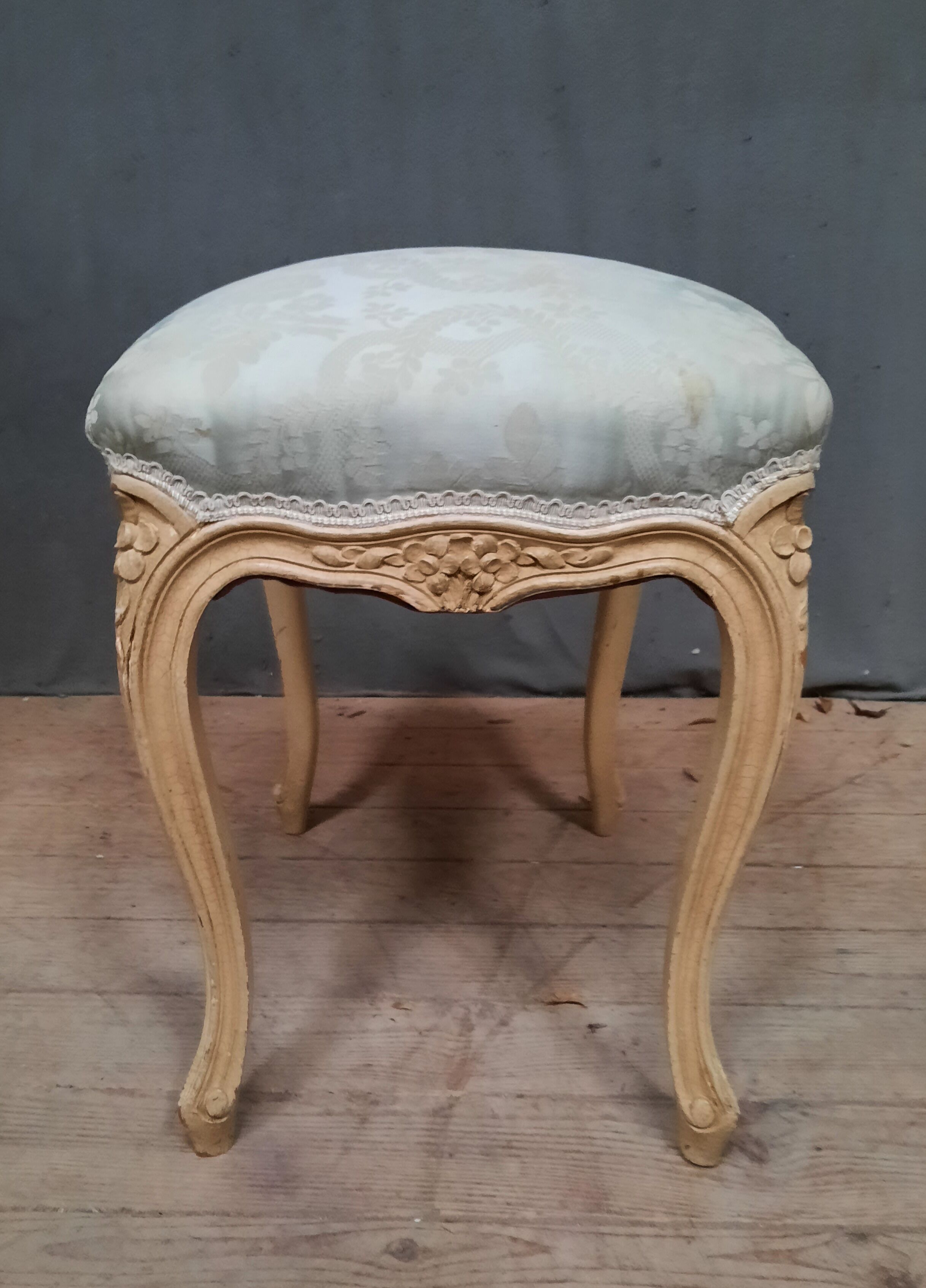 Pouf laqué blanc style Louis XV