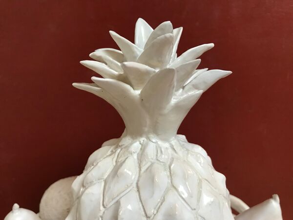 Coupe de fruits en trompe l'oeil en faïence blanche par Jean Roger, vers 1960
