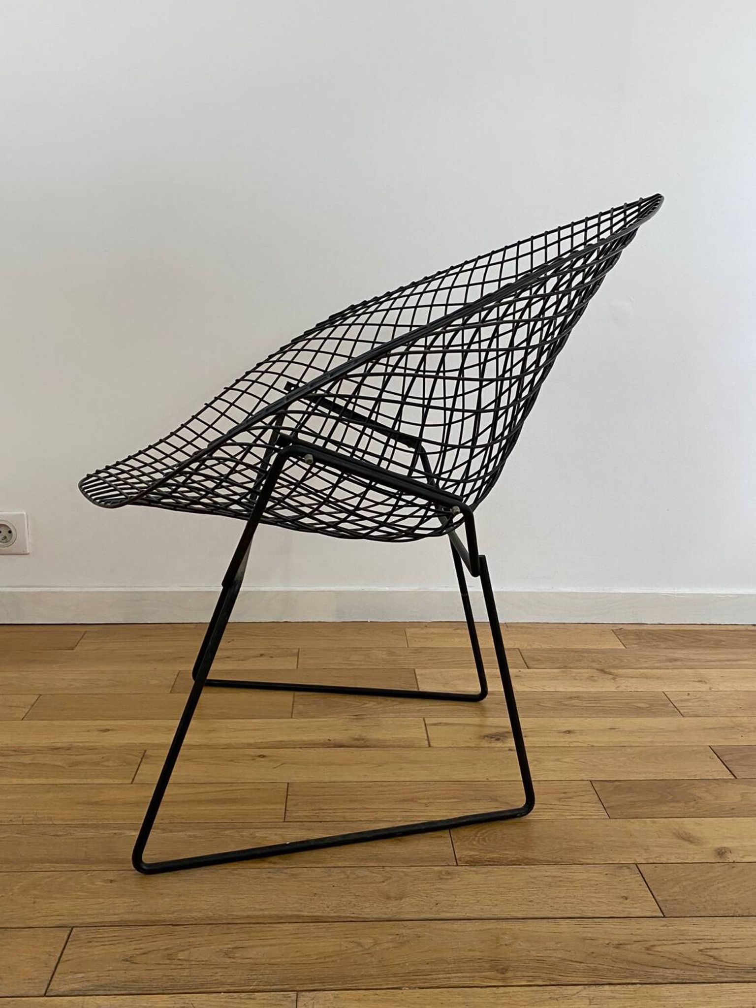 HARRY BERTOIA armchair for KNOLL "Diamond" in black metal. Old edition. Condition of use.