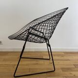 Fauteuil HARRY BERTOIA pour KNOLL "Diamond" en métal noir. Ancienne édition. Etat d'usage.